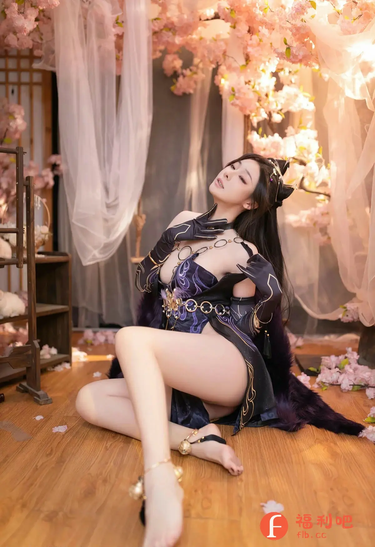 描述:照片中,一位穿着精致角色扮演服装的年轻女性正坐在木地板上。她身着一件黑色的露肩连衣裙,裙子上装饰着金色的花纹和紫色的图案,搭配一双黑色的手套和一双系有金饰的脚踝带。她的乌黑长发梳成特别的发型,头上戴着装饰品。
背景中,可以看到盛开的粉色花朵和柔和的光线,营造出一种梦幻般的氛围。她的姿势优雅性感,眼睛闭着,头微微抬起,似乎在享受着阳光或感受着周围美好的氛围。整个画面充满了诱惑和唯美,吸引着人们的目光。