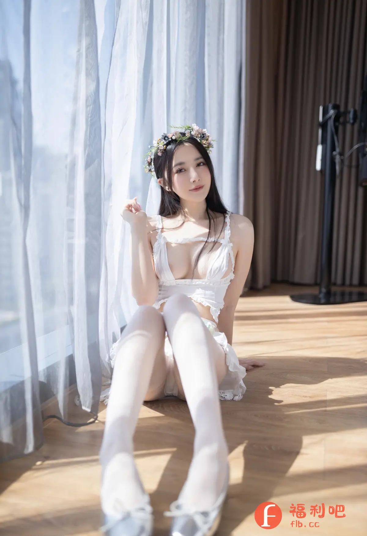 描述:画面中是一位身穿白色蕾丝睡衣的年轻女性,她头戴精致的花环,长发披肩,坐在木质地板上,姿态优雅而略带慵懒。她倚靠在半透明的白色窗帘边,阳光透过窗帘洒在她身上,营造出一种柔和、梦幻的氛围。她眼神温柔,面带微笑,给人一种清新、甜美的感觉。整体画面色彩明亮,构图简洁,突出了女性的美丽和纯洁。照片充满了私密、浪漫的气息,展现了女性柔美的一面。