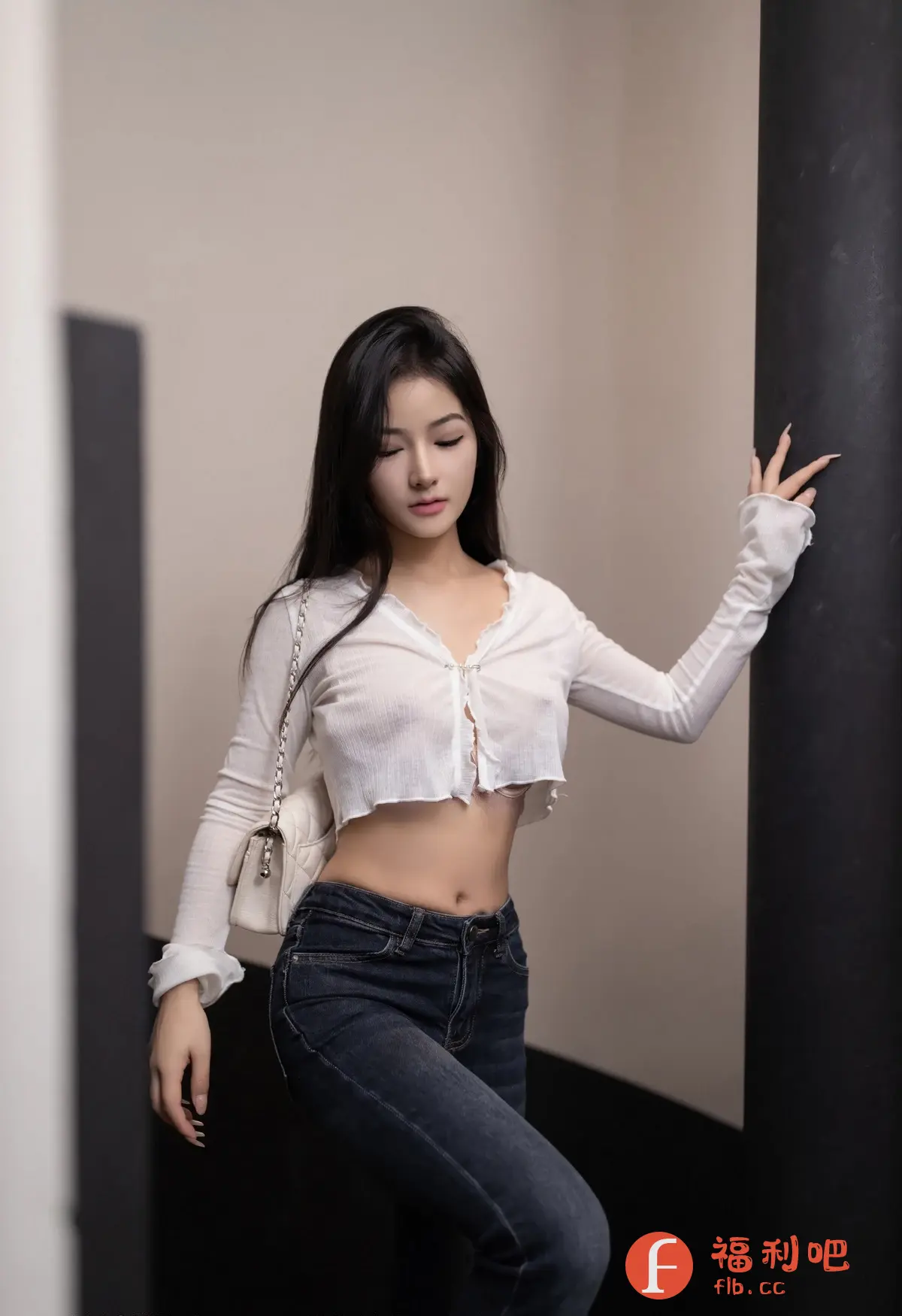 照片中一位年轻的亚洲女性站在室内,姿态优雅迷人。她身穿一件白色短款长袖衬衫,搭配一条深色牛仔裤,完美展现了她的纤细腰身。白皙的皮肤与乌黑的长发形成鲜明对比,精致的五官和略带忧郁的眼神更增添了一丝神秘感。她斜靠在背景墙上,一只手轻轻扶着墙面,姿态随意却不失性感。白色的包包斜挎在肩上,为整体造型增添了一丝时尚感。整体光线柔和,凸显了人物的皮肤质感和服装的细节,营造出一种温馨而私密的氛围。这应该是一组私房写真,旨在展现女性的自信和美丽。