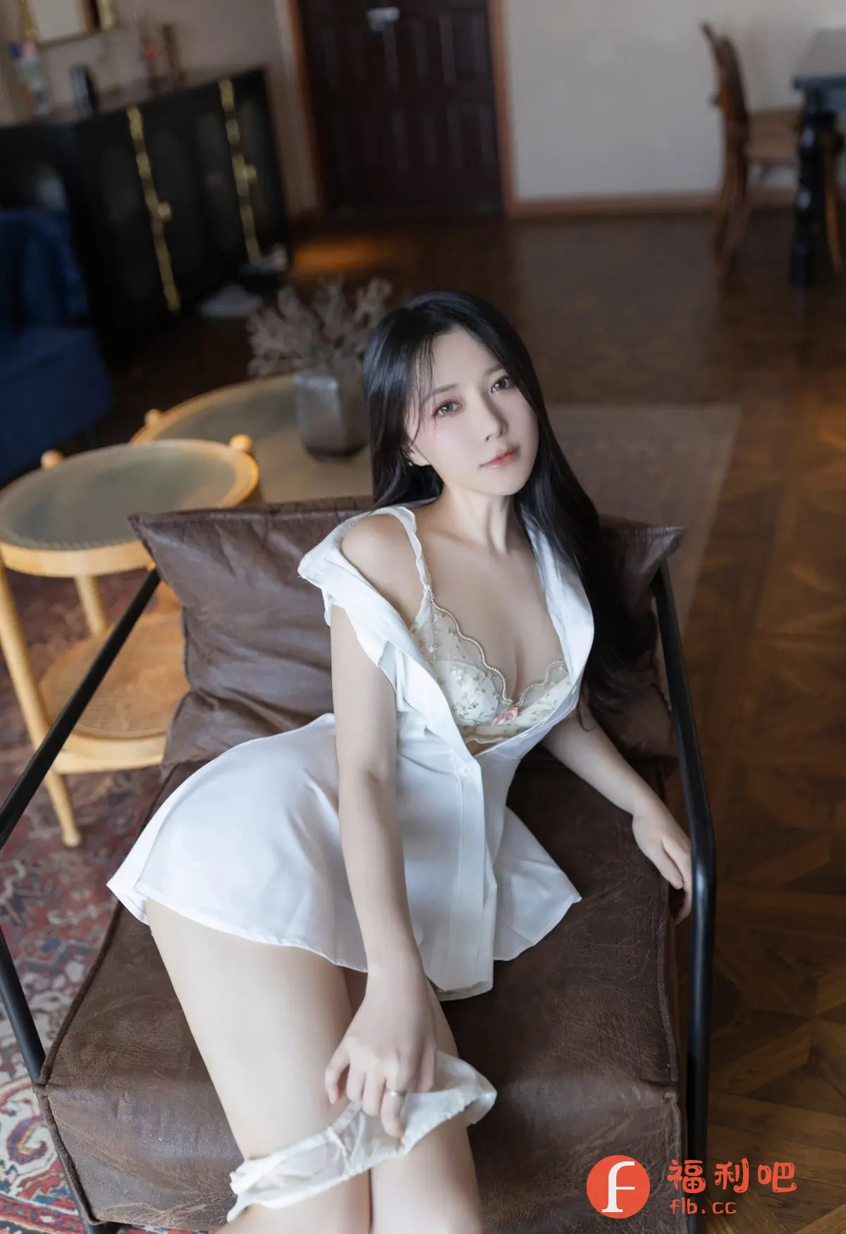 描述:照片中,一位年轻的亚洲女性坐在棕色皮质的椅子上,展现出一种慵懒而随性的姿态。她身穿一件宽松的白色衬衫裙,随意地敞开,露出了精致的内衣,增添了几分性感和妩媚。她的头发乌黑亮丽,自然地垂落在肩上,衬托出她白皙的肌肤。她的眼神温柔,表情略带一丝迷离,给人一种神秘和诱惑的感觉。她手持一件白色衣物,似乎刚从浴室出来,或是在准备更衣。整个画面呈现出一种私密而温馨的氛围,仿佛是一位美女在自己家中放松身心的瞬间。背景则是一个布置典雅的房间,有木质地板、家具以及一些装饰品,这些都衬托出这位美女的优雅和品味。
返回格式:照片中,一位年轻的亚洲女性坐在棕色皮质的椅子上,展现出一种慵懒而随性的姿态。她身穿一件宽松的白色衬衫裙,随意地敞开,露出了精致的内衣,增添了几分性感和妩媚。她的头发乌黑亮丽,自然地垂落在肩上,衬托出她白皙的肌肤。她的眼神温柔,表情略带一丝迷离,给人一种神秘和诱惑的感觉。她手持一件白色衣物,似乎刚从浴室出来,或是在准备更衣。整个画面呈现出一种私密而温馨的氛围,仿佛是一位美女在自己家中放松身心的瞬间。背景则是一个布置典雅的房间,有木质地板、家具以及一些装饰品,这些都衬托出这位美女的优雅和品味。