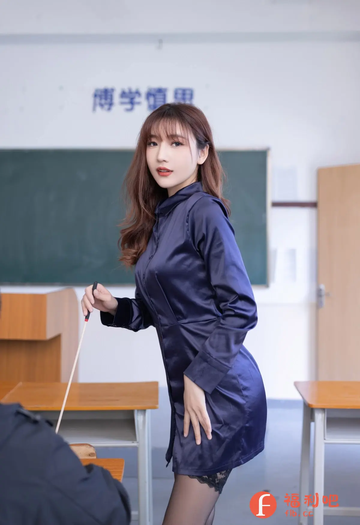 描述:照片中,一位年轻女性身穿一件深蓝色丝绸质感的衬衫裙,站在一间教室里。她的头发是棕色的,留着刘海,化着精致的妆容,红唇尤其引人注目。她手持教鞭,微微倾身,目光看向镜头,给人一种温柔又带点威严的感觉。她身穿黑色丝袜,裙子的长度刚好露出腿部的蕾丝边缘。
教室的背景中,可以看到黑板和课桌,以及一些模糊的汉字,增添了照片的场景感。整体光线柔和,营造出一种温馨的氛围。她的姿势和表情都透露出自信和魅力,让人不禁想知道她在教室里扮演着怎样的角色。
描述:照片中是一位穿着深蓝色丝质衬衫裙的年轻女性,站在教室里。她手持教鞭,目光注视前方,姿态优雅。她的棕色头发自然垂落,脸上的妆容精致。背景是教室的黑板、课桌椅,营造出一种教学氛围。她还穿着黑色丝袜,蕾丝袜边隐约可见。整体风格既有知性美,又带有一丝性感。