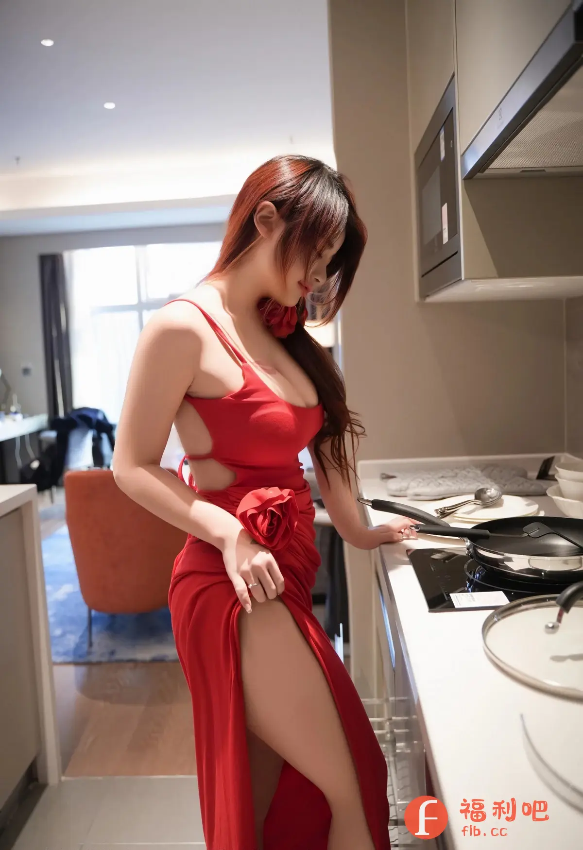 描述:照片展示了一位穿着性感红色礼服的美女。她优雅地站在厨房的操作台旁,似乎正在准备晚餐。红色的礼服设计独特,高开叉的设计露出修长的腿部,腰间和肩部的花朵装饰增添了女性的柔美和浪漫。美女的头发是棕红色,随意地披散在肩上,显得性感而慵懒。厨房的背景现代简洁,白色的台面、嵌入式炉具以及墙上的烤箱都透露出精致的生活品味。室内光线柔和,营造出温馨舒适的氛围,整体画面充满时尚感和女性魅力。