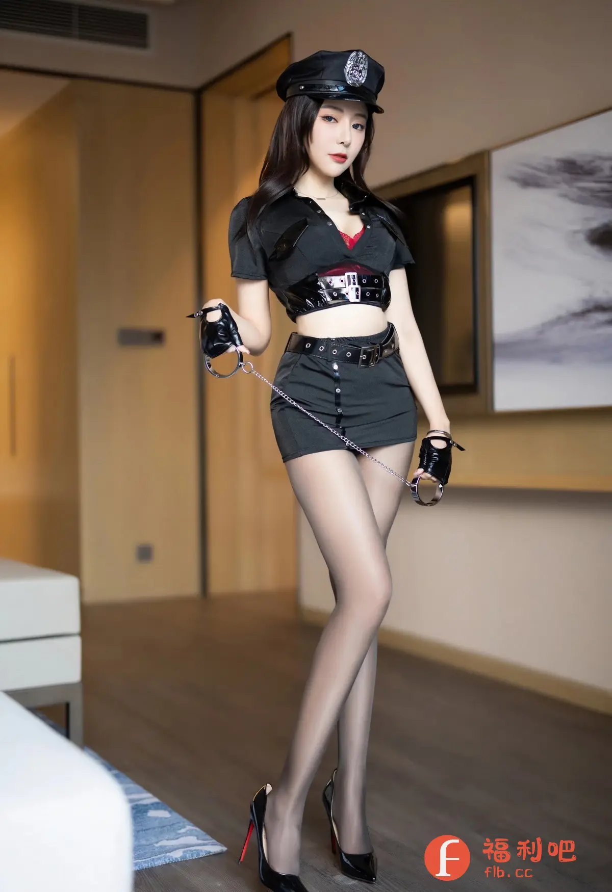 描述:照片中,一位穿着警官制服的年轻女子站在室内,展现出性感而威严的气质。她头戴黑色警帽,身穿短款警服上衣,露出纤细的腰肢,腰间系着黑色皮带,下身搭配一条黑色短裙。女子穿着光滑的黑色丝袜和一双黑色高跟鞋,更显腿部线条的优美。她的双手戴着黑色手套,手腕上铐着银色的手铐,增添了一丝神秘感和挑逗意味。背景是一个布置简洁的房间,墙上挂着抽象的艺术画作,营造出一种私密而时尚的氛围。整体画面色彩协调,光线柔和,突显了女子的美貌和制服的质感,展现出一种特殊的角色扮演魅力。
(描述:照片中,一位穿着警官制服的年轻女子站在室内,展现出性感而威严的气质。她头戴黑色警帽,身穿短款警服上衣,露出纤细的腰肢,腰间系着黑色皮带,下身搭配一条黑色短裙。女子穿着光滑的黑色丝袜和一双黑色高跟鞋,更显腿部线条的优美。她的双手戴着黑色手套,手腕上铐着银色的手铐,增添了一丝神秘感和挑逗意味。背景是一个布置简洁的房间,墙上挂着抽象的艺术画作,营造出一种私密而时尚的氛围。整体画面色彩协调,光线柔和,突显了女子的美貌和制服的质感,展现出一种特殊的角色扮演魅力。)