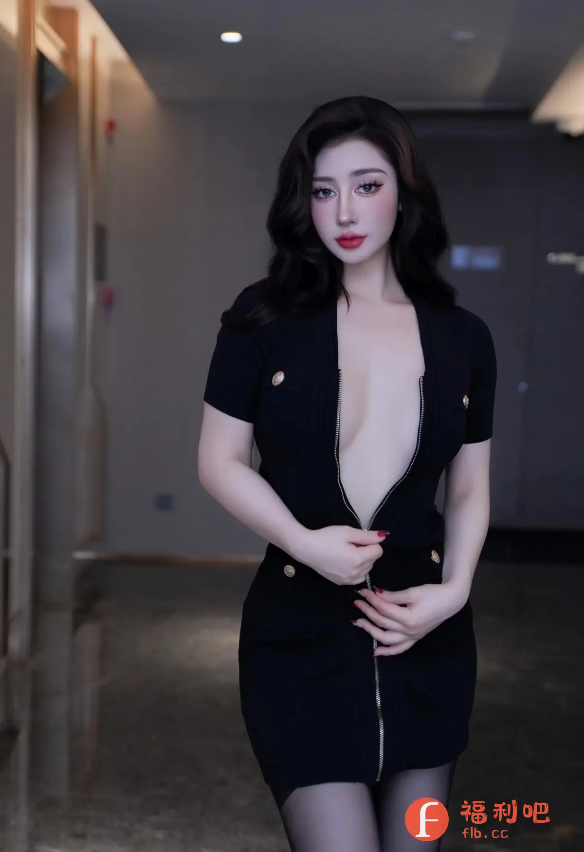 描述:照片中一位美丽自信的亚洲女性,她拥有一头乌黑亮丽的波浪长发,精致的妆容凸显了她的五官,尤其是那红唇,更显妩媚动人。她身穿一件时尚的黑色拉链连衣裙,拉链敞开,露出迷人的锁骨,凸显了她姣好的身材。连衣裙上的金色纽扣为整体造型增添了一丝奢华感。她轻轻拉着裙子的拉链,眼神专注,仿佛在展示自己独特的魅力。照片背景简洁,更衬托出她的优雅气质。整体光线柔和,营造出一种性感而神秘的氛围,让人不禁为她的美丽所倾倒。
