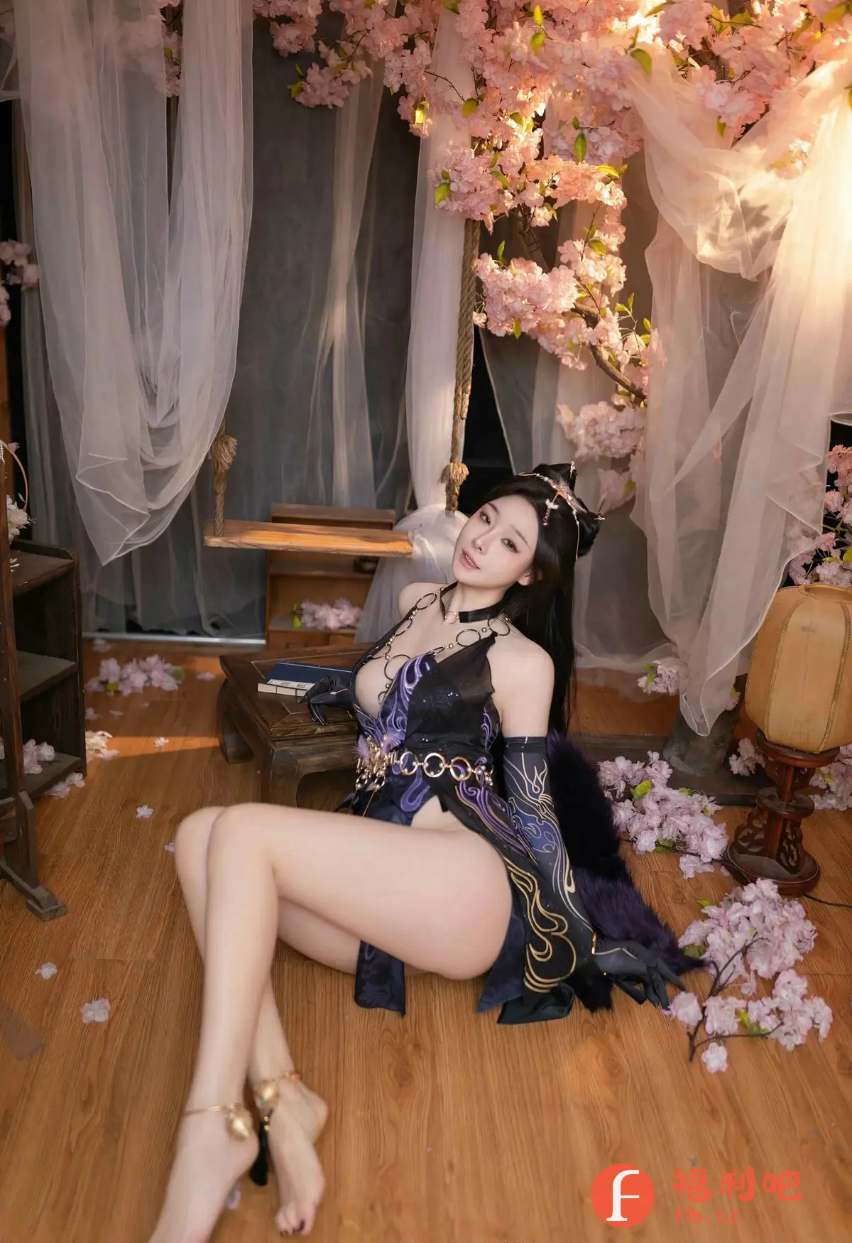 这是一位美女的私房写真照片,她穿着一件粉色的纱绣裙,手捧着一本书,整个场景充满了浪漫气息。她的长发倒映在她的身体上,让她看起来更加优雅。她的眼神充满了自信和魅力,给人一种迷人的感觉。整个场景充满了细节,如她的手腕上的针织品和她的腿部的细节,都让这个照片看起来更加真实和生动。