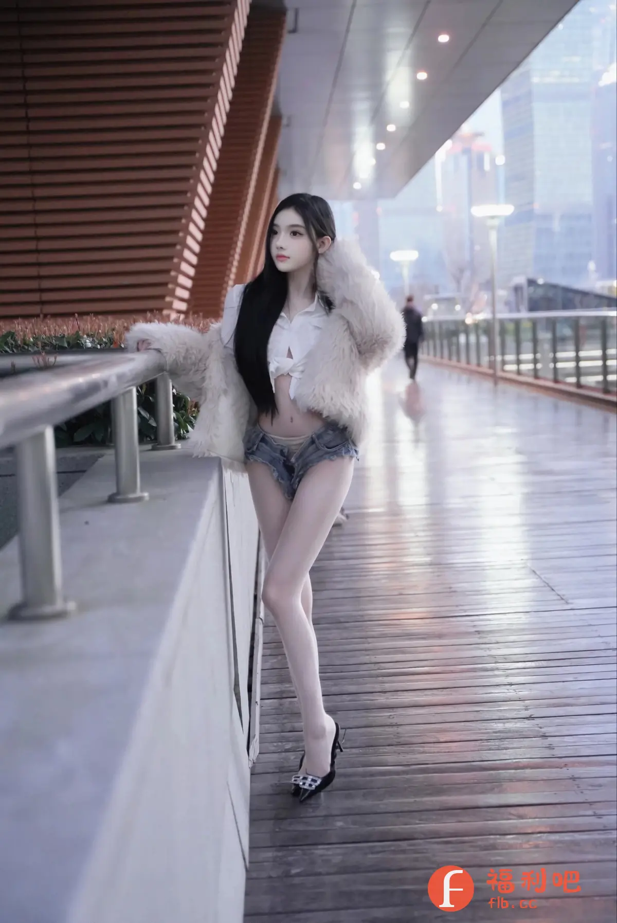 描述:照片中,一位年轻的亚洲女性倚靠在户外的栏杆旁,她的装扮时尚大胆。她身穿一件白色短款衬衫,搭配一件毛茸茸的白色外套,下身穿着超短的牛仔短裤,露出修长的双腿。她脚踩一双黑色高跟鞋,更显身材高挑。她的头发乌黑柔顺,自然地垂在肩上,妆容精致,眼神略带忧郁,散发着一种独特的魅力。背景是现代化的城市景观,高楼林立,营造出一种都市时尚感。整体光线柔和,突出了人物的肤色和服装质感,是一张高质量的私房写真照片。
一位年轻的亚洲女性倚靠在户外的栏杆旁,她的装扮时尚大胆。她身穿一件白色短款衬衫,搭配一件毛茸茸的白色外套,下身穿着超短的牛仔短裤,露出修长的双腿。她脚踩一双黑色高跟鞋,更显身材高挑。她的头发乌黑柔顺,妆容精致,眼神略带忧郁。背景是现代化的城市景观,高楼林立,营造出一种都市时尚感。