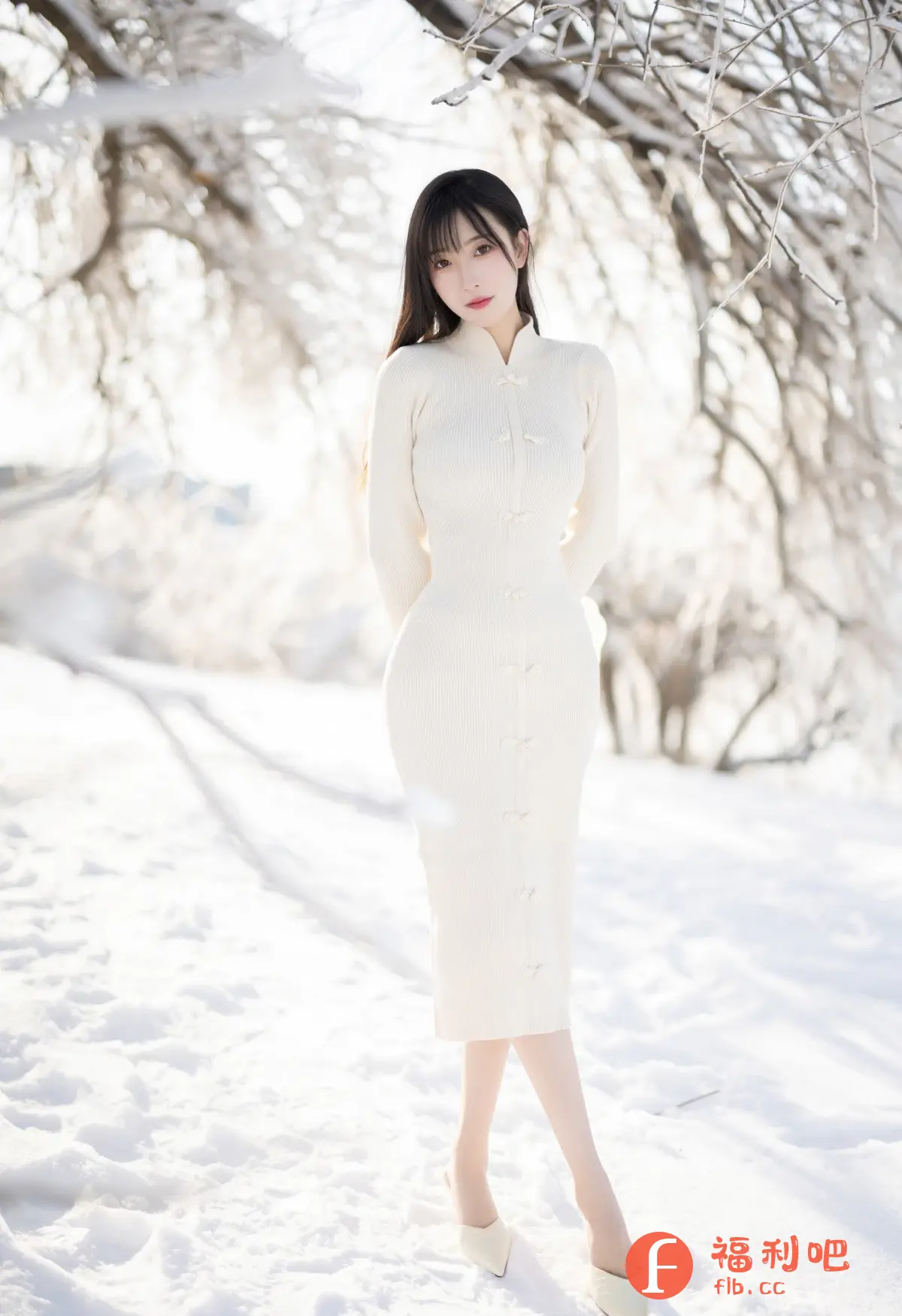 描述:照片中,一位年轻的亚洲女性站在白雪皑皑的户外,身穿一件修身的白色针织连衣裙。连衣裙具有中国传统风格的盘扣设计,从领口一直延伸到裙摆。她拥有乌黑的长发和精致的妆容,双手背在身后,显得端庄优雅。背景是覆盖着白雪的树枝和地面,营造出一种宁静祥和的氛围。整体画面简洁干净,突出了女性的魅力和气质。