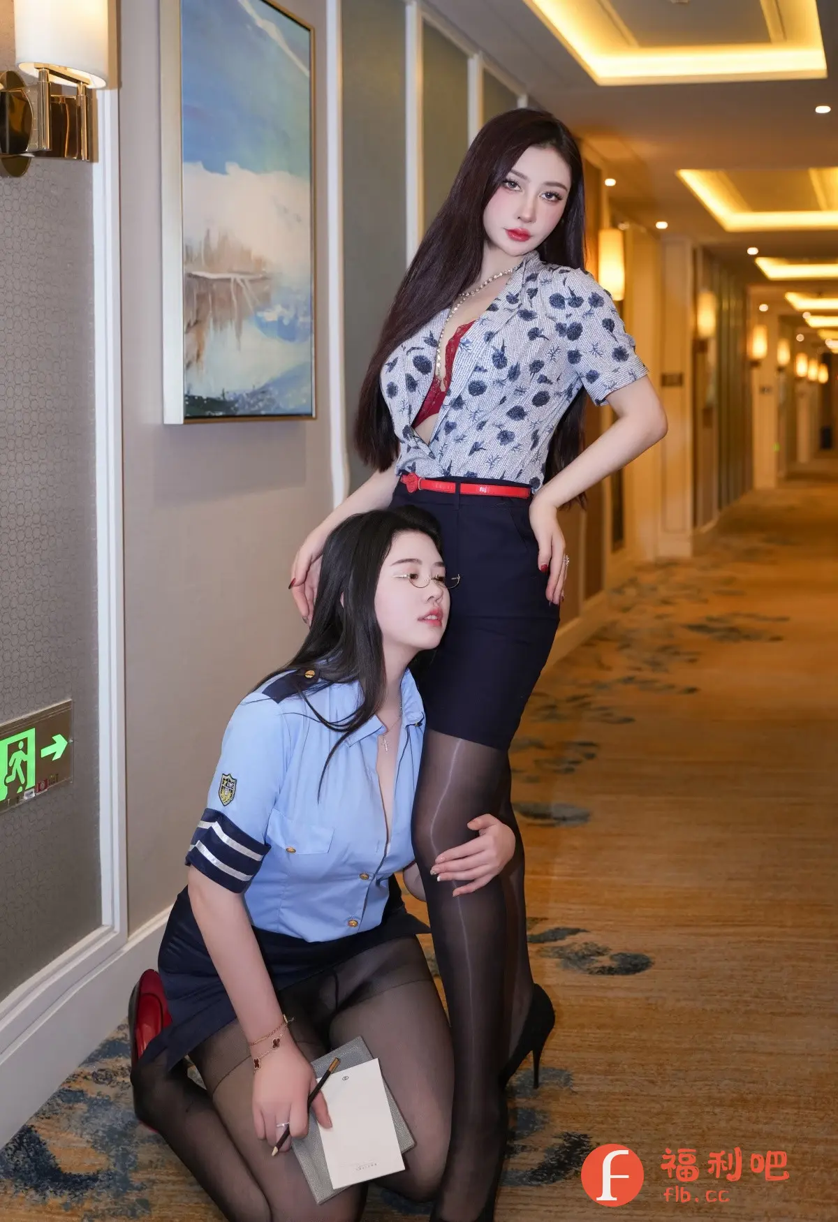 描述:这张照片展现了两位女性在走廊里的场景,其中一位身穿印花衬衫和深色短裙,搭配红色腰带和黑色丝袜,脚踩黑色高跟鞋,展现出成熟妩媚的气质。她长发披肩,妆容精致,眼神中透露出自信和魅力。另一位女性跪坐在地上,身穿蓝色制服衬衫和黑色短裙,戴着眼镜,显得知性而干练。她手持笔记本和笔,似乎正在记录着什么。两人的姿势和服装搭配,以及走廊的环境,营造出一种独特的氛围,充满了故事感和想象空间。
两位女性在走廊里,一位身穿印花衬衫和深色短裙,另一位跪坐在地上,身穿蓝色制服衬衫。