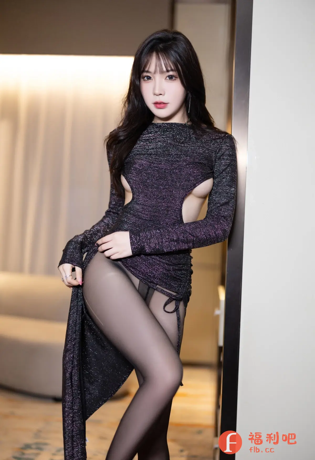描述:照片中是一位年轻女性的私房写真。她有着精致的妆容,红唇诱人,一头乌黑的长发自然垂落,增添了几分妩媚。她身穿一件设计大胆的黑色亮片连衣裙,裙子的侧边有镂空设计,隐约露出肌肤,性感十足。连衣裙的下摆是不对称设计,更显时尚感。她搭配了黑色的丝袜,更显腿部线条的优美。她一只手轻轻提起裙摆,姿态优雅。整体光线柔和,营造出一种朦胧的美感,更显私密和诱惑。背景简洁,更突出了人物的美丽。这幅作品展现了女性的自信和魅力,让人眼前一亮。