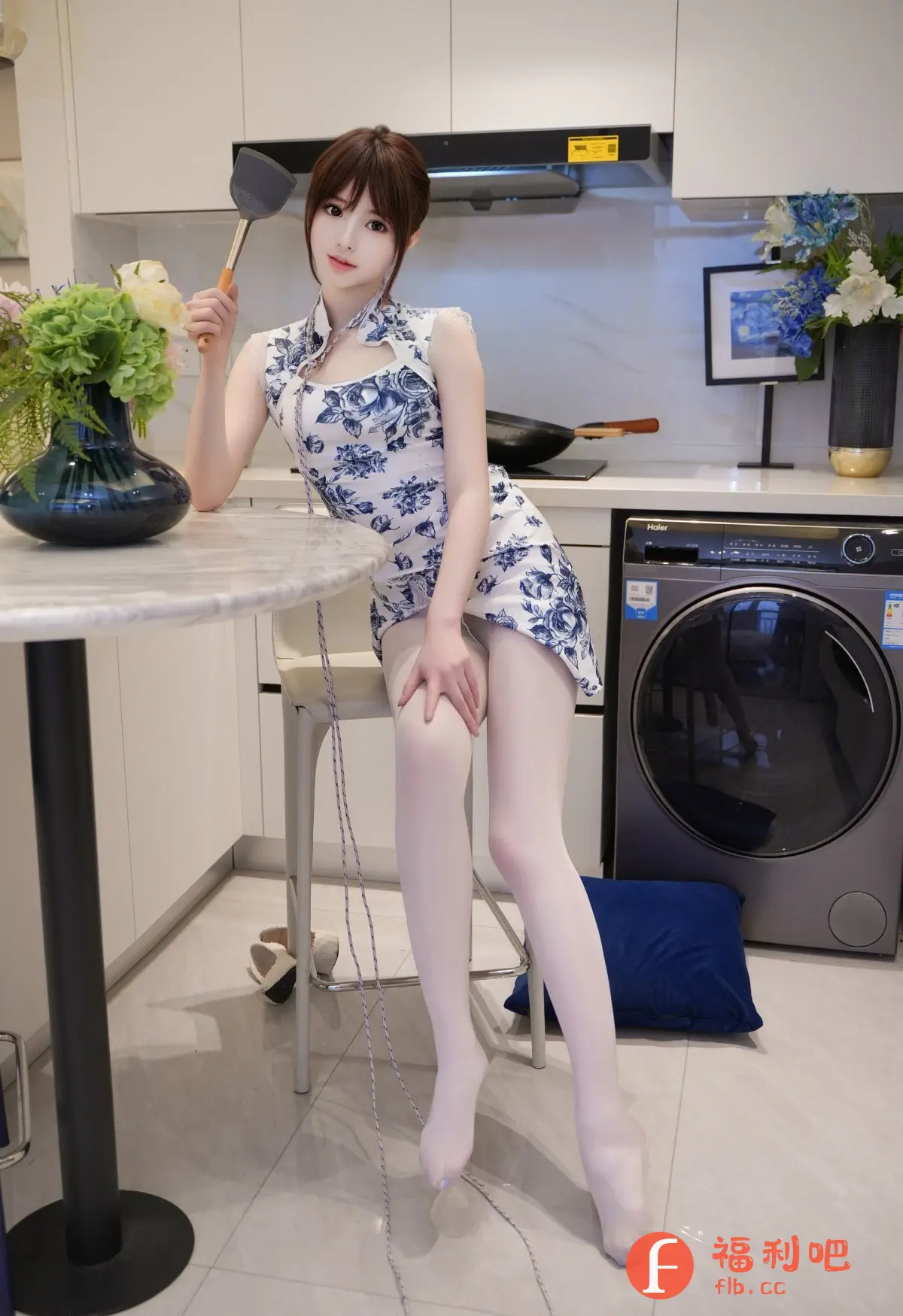 描述:这张私房写真中,一位年轻貌美的亚洲女性身穿一件改良旗袍,旗袍以白色为底,点缀着雅致的蓝花图案,凸显出她优雅的气质。她手持锅铲,俏皮地倚靠在厨房的圆形餐桌旁,给人一种贤淑居家的感觉。厨房的背景简洁明亮,现代化设施一应俱全,烘托出精致的生活氛围。她修长的双腿穿着白色丝袜,更显妩媚动人。整个画面充满了生活气息,将女性的柔美与厨房的温馨巧妙地结合在一起,令人赏心悦目。
识别内容