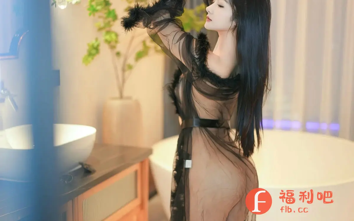 这张照片是一张女性的私房写真,整体呈现出一种性感而私密的氛围。照片中的亚洲女性身材姣好,穿着一件黑色的薄纱睡袍,睡袍的边缘装饰着羽毛,更增添了一丝性感。她侧身面对镜头,黑色的长发披散下来,显得妩媚动人。背景是一个豪华的浴室,有白色的浴缸和洗手台,绿色的植物增添了一丝生机。整体光线柔和,营造出一种温馨而私密的氛围。这张照片适合喜欢性感风格的观众,可以感受到一种独特的魅力和吸引力。