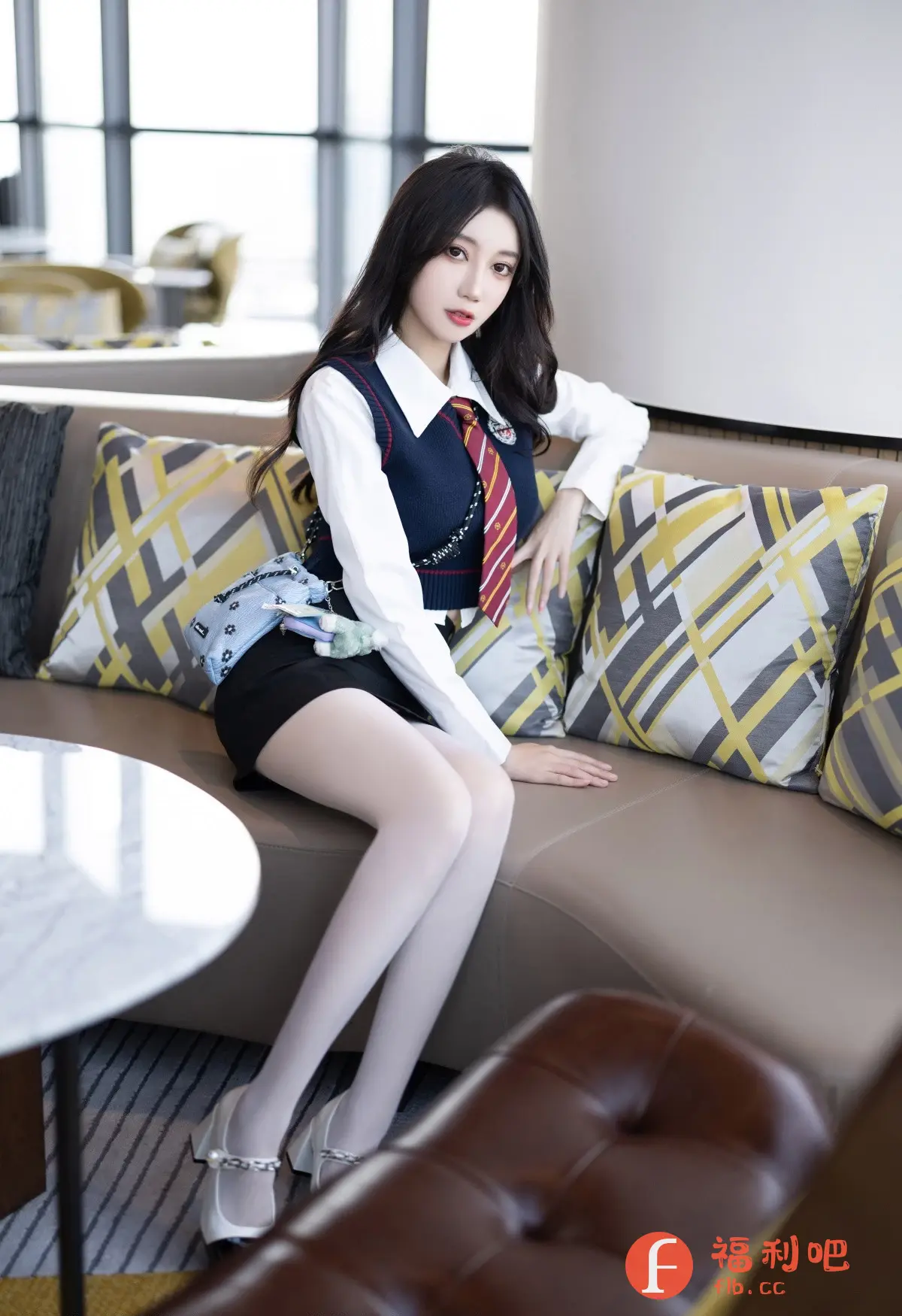 描述:照片中,一位年轻女性身穿学院风制服,优雅地坐在沙发上。她内搭一件白色长袖衬衫,外穿深蓝色针织背心,系着一条红黄相间的条纹领带,整体造型充满青春活力。下身搭配黑色短裙和白色丝袜,脚穿一双白色高跟鞋,更显修长美腿。
她倚靠在沙发靠背上,神情自信而迷人。背景是现代简约风格的室内环境,米色沙发与带有几何图案的靠垫相得益彰,营造出舒适温馨的氛围。
一位身穿学院风制服的年轻女性坐在沙发上。