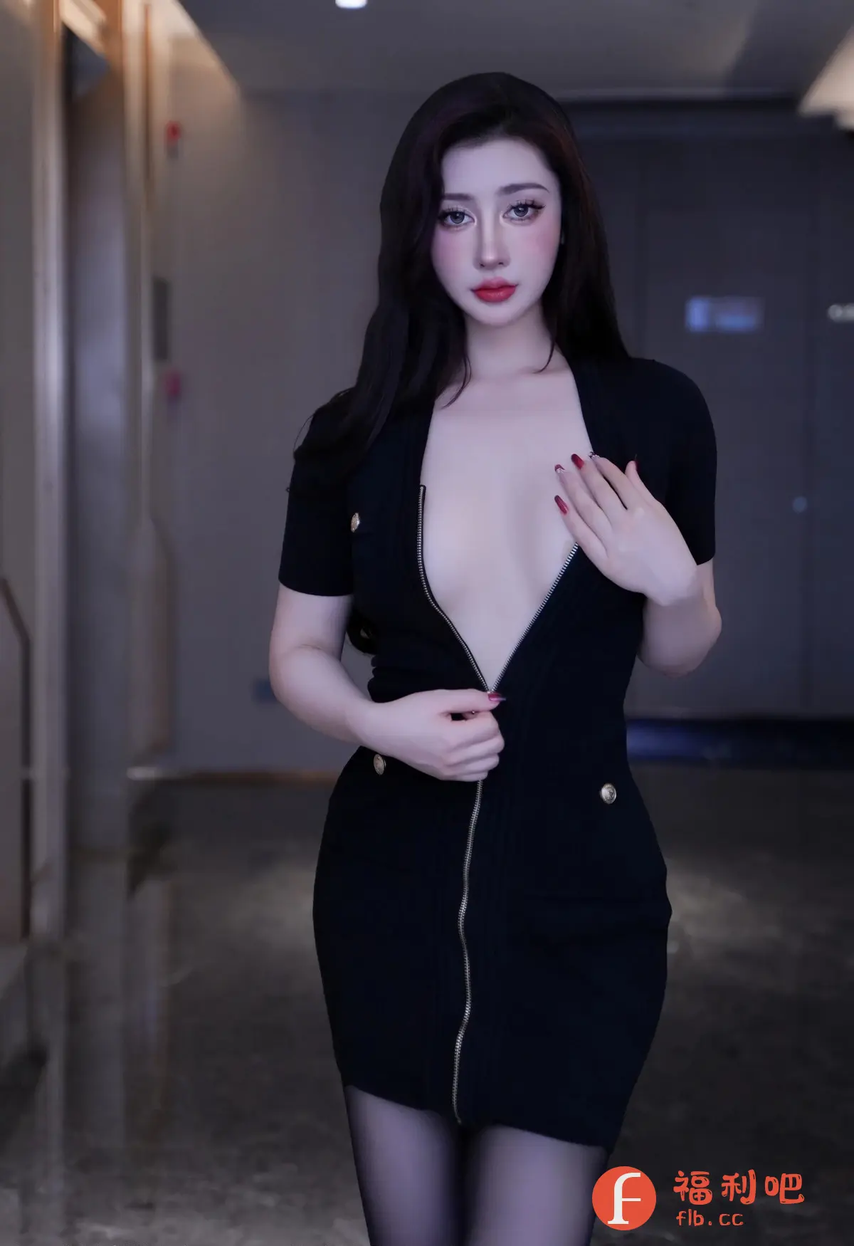 描述:照片中,一位年轻女性站在一个室内走廊中,她拥有一头乌黑的长发,精致的妆容凸显出她白皙的肤色。她身穿一件黑色的连衣裙,裙子正面饰有拉链和金色纽扣,款式时尚。连衣裙的领口设计大胆,展现了她迷人的锁骨和部分胸部,她用一只手轻轻地放在胸前,似乎在调整衣服或保护自己。她下身穿着黑色丝袜,更显性感。背景是模糊的走廊,墙壁和地面都呈现出灰色调,光线柔和,营造出一种私密和诱人的氛围。整体来看,这张照片展现了女性的魅力和自信,同时也透露出一种神秘感。