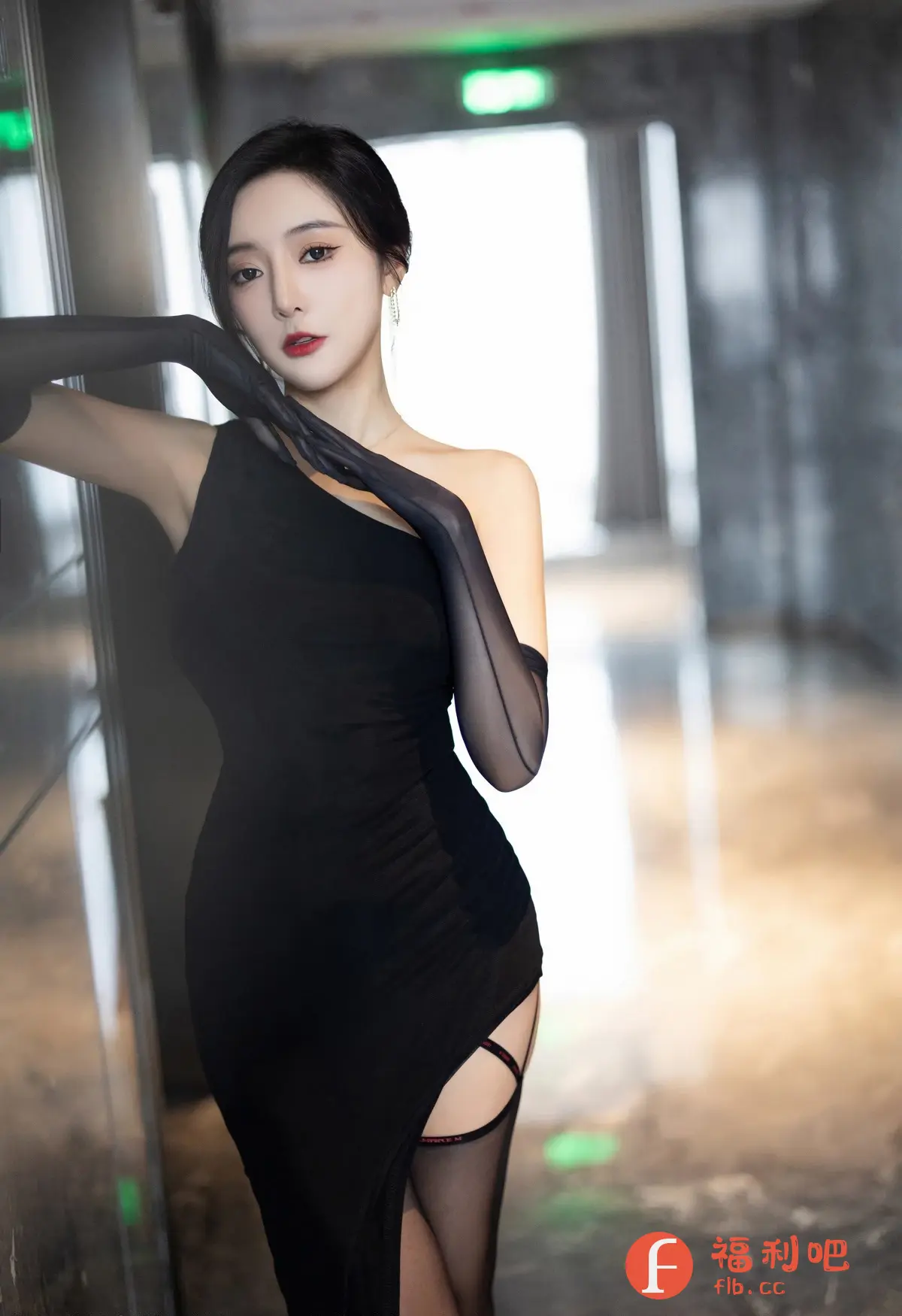这位美女身穿一袭黑色单肩礼服,展现出优雅高贵的气质。礼服贴身的设计完美勾勒出她的身材曲线,尽显性感魅力。她戴着一双透明的黑色手套,更增添了几分神秘感。礼服的开叉设计,隐约露出腿部的吊袜带,性感而不失品味。她的妆容精致,红唇点缀,更显妩媚动人。她斜倚在墙边,眼神迷离,充满诱惑力。整体画面光影交错,营造出一种暧昧而浪漫的氛围。