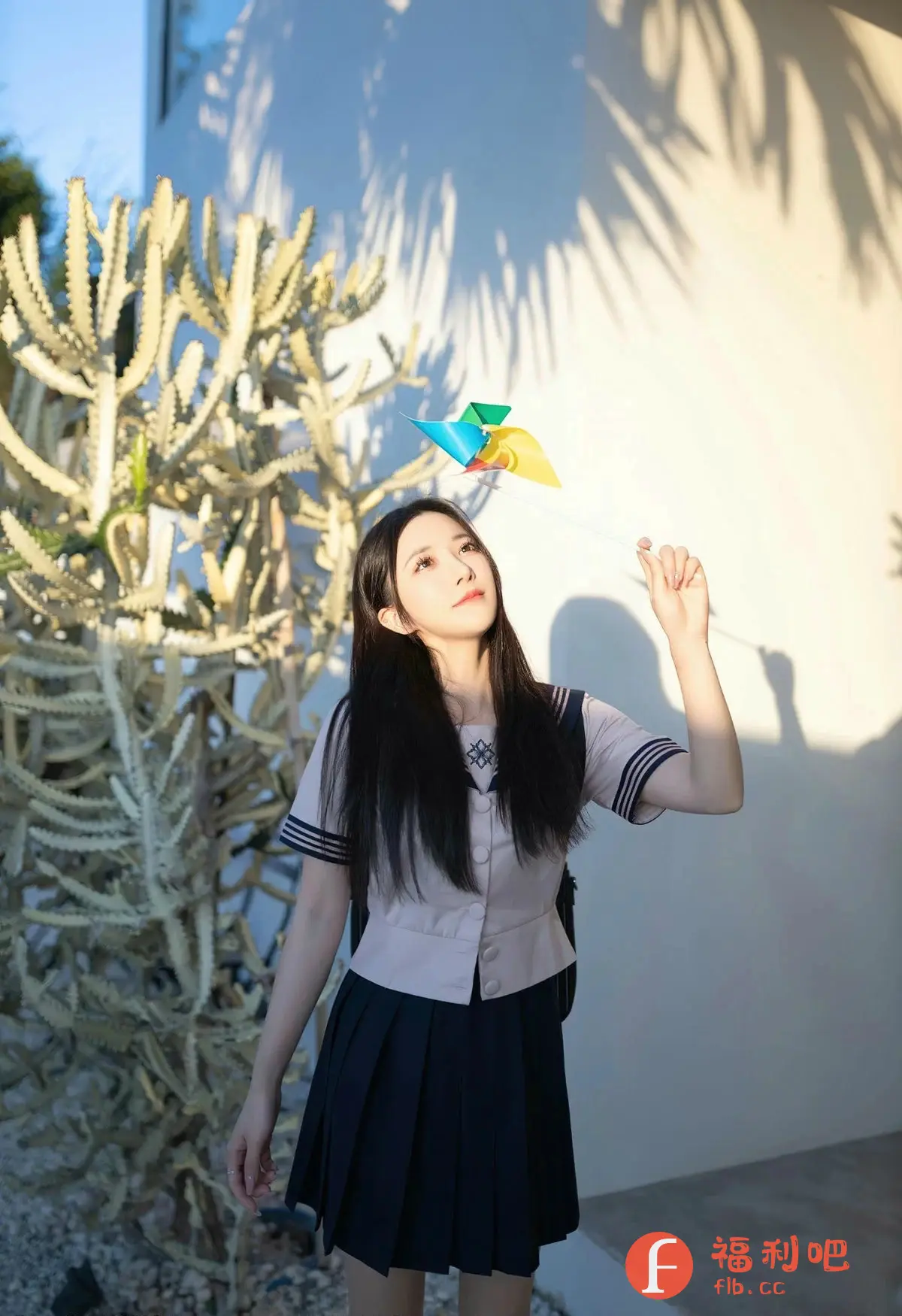 描述:这张照片是一位年轻的亚洲女性的私房写真,她身穿一套学院风的制服,浅色的上衣搭配深蓝色的百褶裙,显得清新而有活力。她留着一头乌黑的长发,面容清秀,眼神充满好奇,仿佛在仰望天空中的美好事物。她的手中拿着一个色彩鲜艳的纸风车,在阳光下显得格外亮眼。
背景是一堵白色的墙壁,墙上投射着树影,营造出一种宁静而温馨的氛围。旁边是一棵造型独特的仙人掌,为画面增添了一丝异域风情。整体画面色彩柔和,光影效果自然,给人一种舒适而美好的感觉,捕捉到了少女的青春活力和对未来的憧憬。
返回格式:(描述:识别内容)