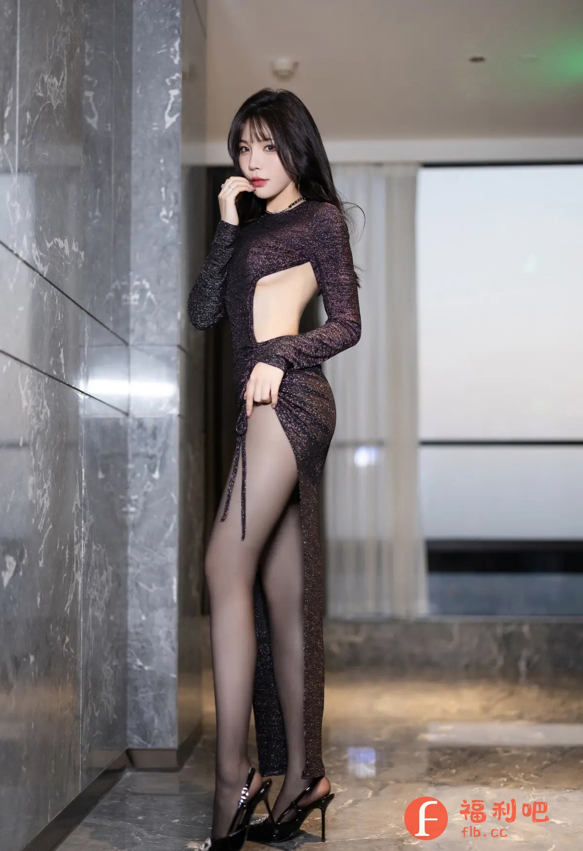 照片中,一位身材姣好的亚洲女性身穿一件独特的深色亮片连衣裙,连衣裙设计大胆,侧面镂空,高开衩,展现了她优美的腰部线条和修长的腿部。她脚踩一双黑色高跟鞋,更显性感迷人。她站在一个现代风格的室内空间,背景是灰色大理石纹理的墙壁和通往其他房间的走廊。她举起一只手,轻触嘴唇,眼神妩媚,散发出一种神秘而诱人的气息。整体照片的构图和光线都经过精心设计,突出了她的美丽和魅力,营造出一种高贵而性感的氛围。这是一张非常吸引人的私房写真,充分展现了女性的自信和魅力。