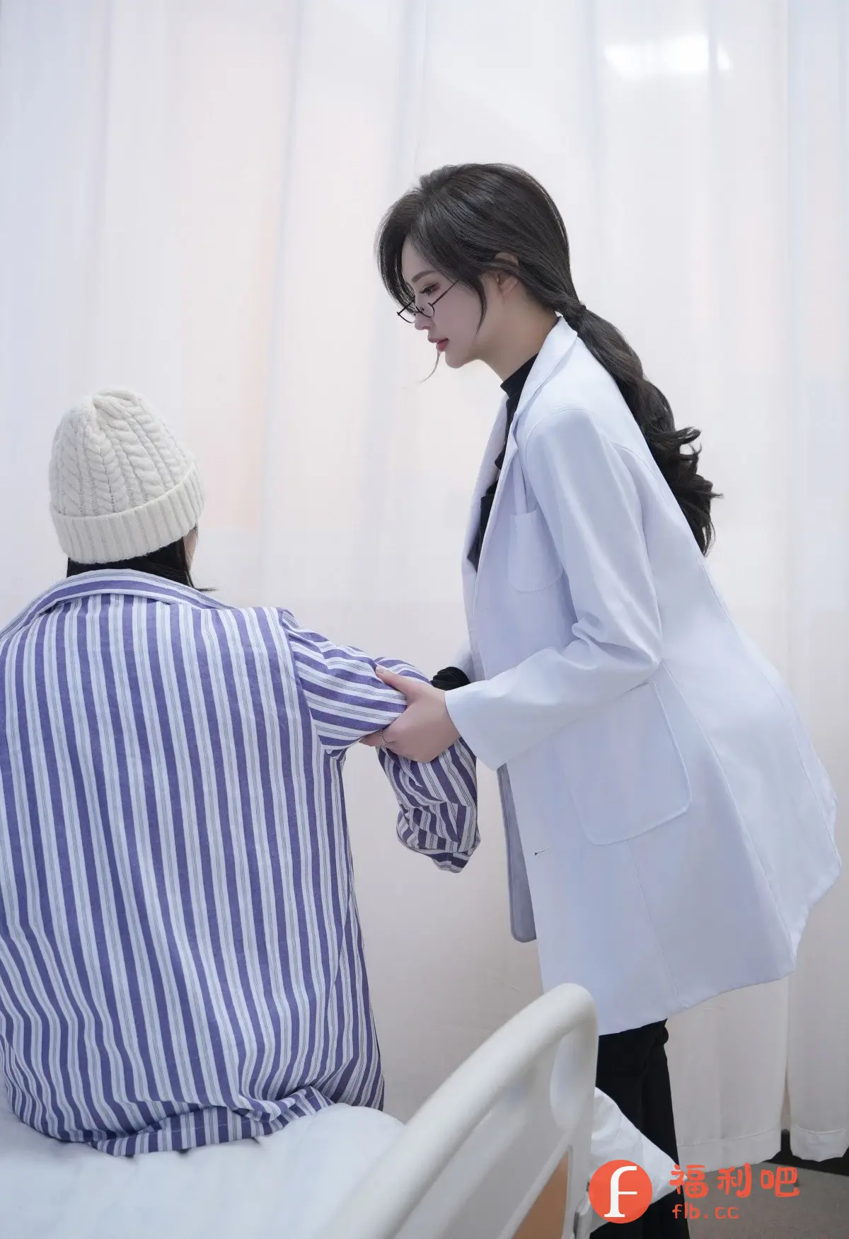 这张图片展示了一位身穿医生制服的美女,她正细心地搀扶着一位穿着病号服、头戴针织帽的病人。美女医生留着乌黑的长发,扎成马尾,佩戴着眼镜,显得专业而干练。她身穿白色长款医生制服,内搭黑色高领衫,下身是黑色裤子。病人背对着镜头,身穿蓝白条纹病号服,坐在病床上,床边是白色的护栏。背景是白色的窗帘,整体环境显得干净整洁。这幅画面传递出医生对病人的关怀和照顾,以及医疗环境的温馨氛围。图片的构图和色调都显得和谐舒适,展现出一种专业和人文关怀的结合。