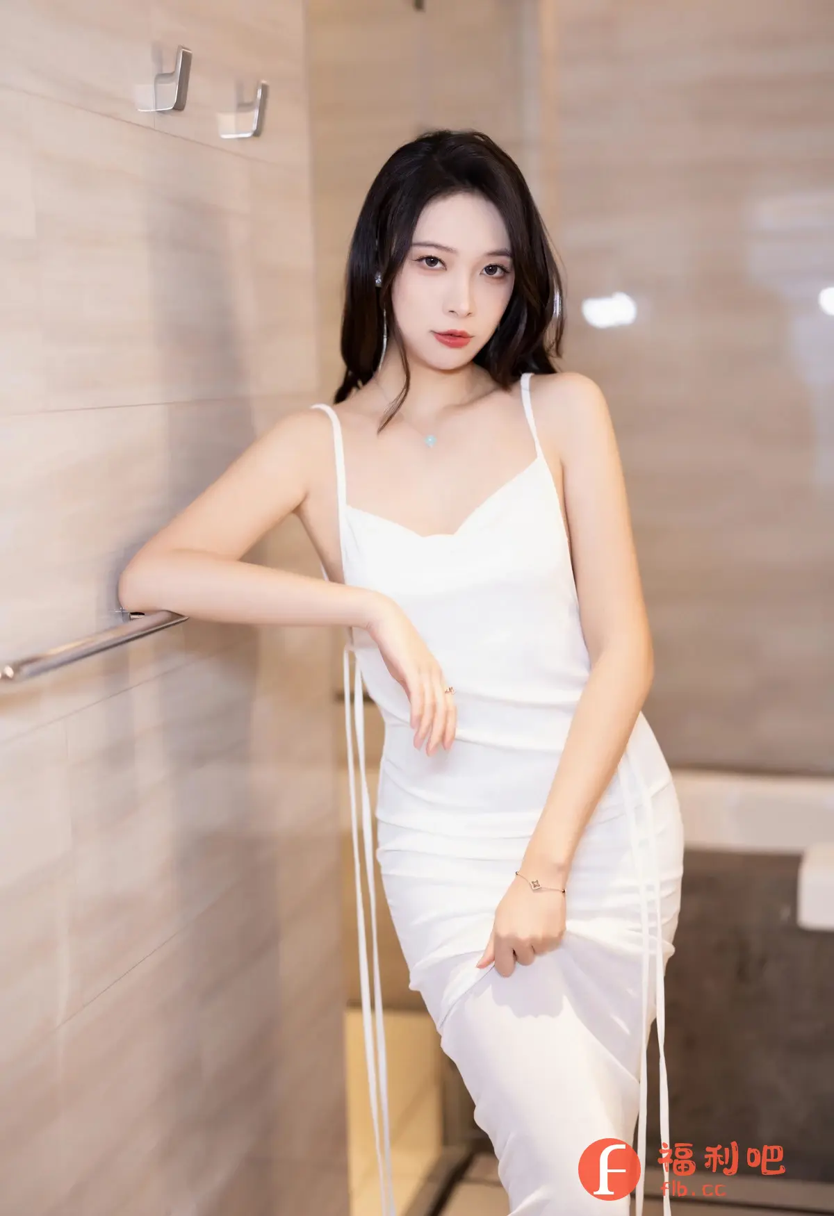 描述:这是一张风格性感的美女私房写真照片。照片中的年轻女子身穿白色吊带连衣裙,连衣裙的修身设计凸显了她姣好的身材曲线。她乌黑亮丽的头发自然垂落在肩上,白皙的皮肤与纯洁的白色连衣裙相映衬,更显性感妩媚。女子的眼神略带一丝忧郁,红唇微启,仿佛在诉说着心事。她的左手轻扶着墙面上的扶手,姿态优雅而慵懒。背景是米色的墙面,简约而干净,更衬托出女子的美丽动人。整体画面充满了诱惑力,引人遐想。