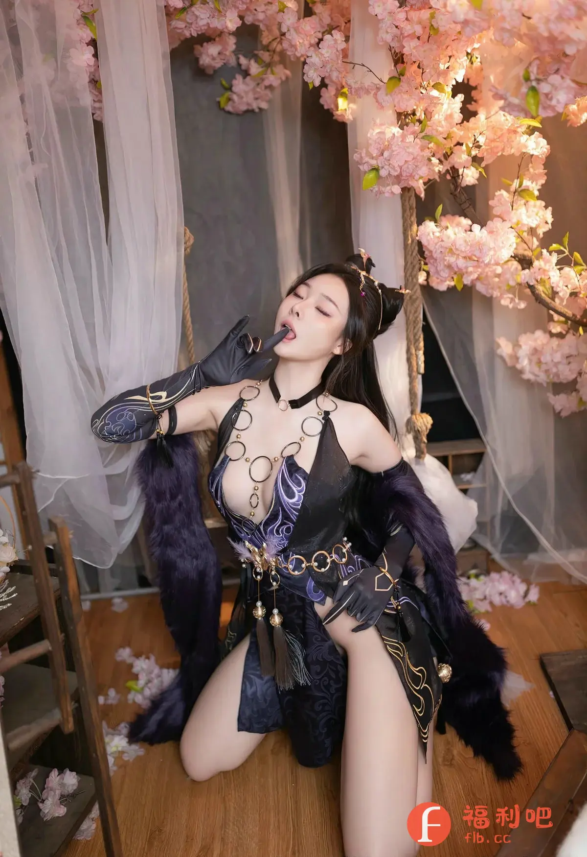 这是一位美女穿着黑色盔甲,手挂在口里,她的私房被装饰成了一个宫殿般的场景。她的盔甲上饰有金色的装饰,她的手腕上还有一些链子。她的房间里还有一些花朵和植物,给人一种神秘的感觉。她的眼睛带着一份淡淡的眼神,给人一种神秘的感觉。