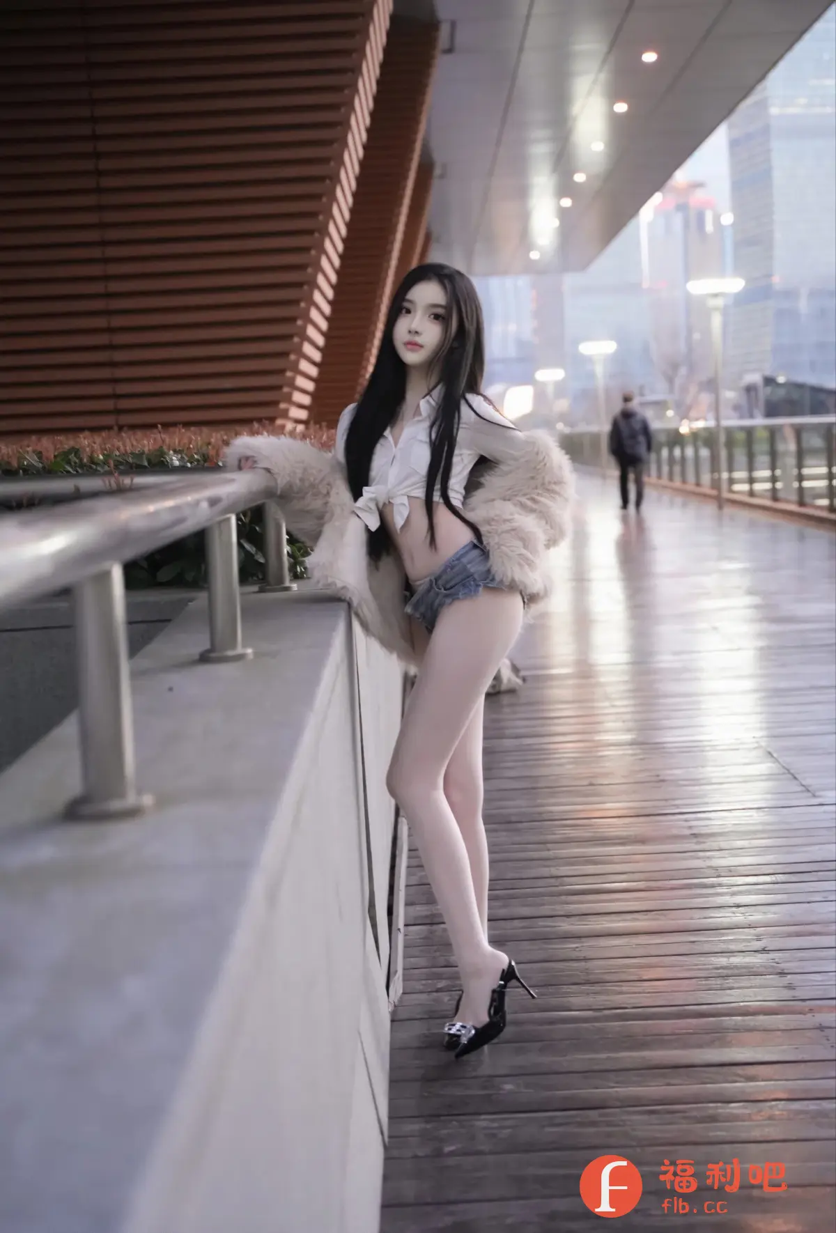 描述:照片中是一位年轻女性,她长发披肩,五官精致,身材苗条。她身穿白色衬衫,下身搭配超短牛仔热裤,外披一件毛绒外套,脚上穿着一双黑色高跟鞋,更显身材修长。她站在一条木质走道上,背景是现代化的城市建筑。整体风格时尚性感,散发出年轻女性的活力与魅力。照片的色调较为柔和,光线充足,突出了人物的美丽和服装的质感。