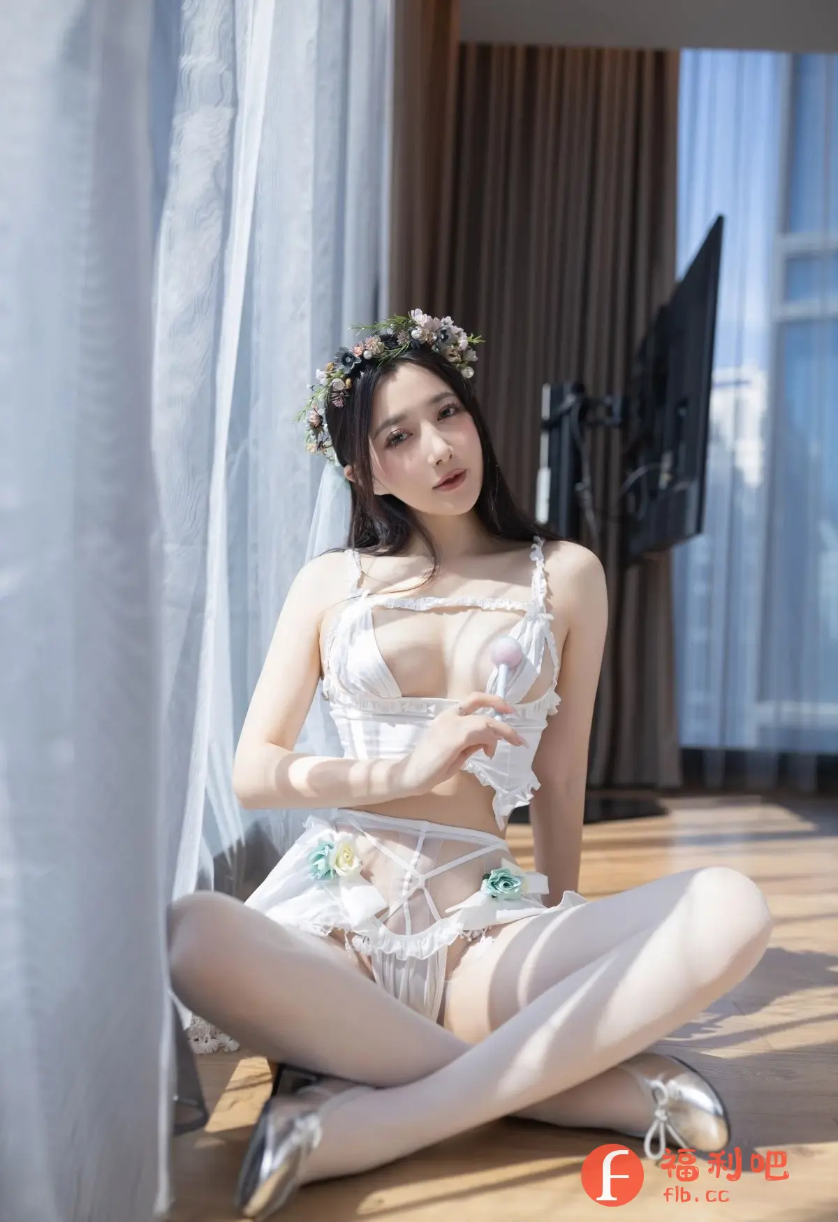 描述:这位美女身着白色内衣,头戴花环,清纯中透露着一丝性感。她手持棒棒糖,坐在木地板上,双腿交叉,显得既放松又妩媚。背后的窗帘和阳光营造出一种朦胧的美感,使得整个画面更加吸引人。照片整体风格清新自然,将女性的柔美和性感完美地结合在一起。
