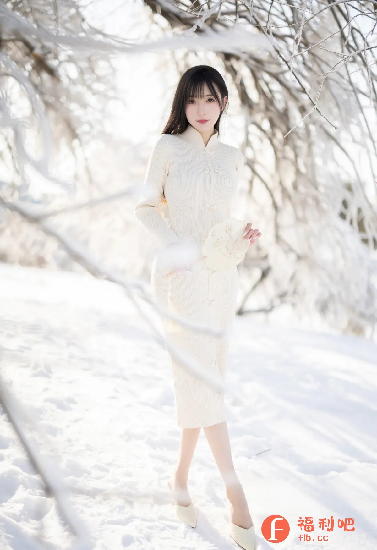 照片中一位年轻的亚洲女性站在雪地里,她身穿一件米白色的针织连衣裙,裙子是旗袍的样式,上面有精致的盘扣。她手里拿着一把米白色的绣花扇子。她的头发乌黑亮丽,留着刘海,妆容精致。她脚上穿着一双同色系的高跟鞋。周围的背景是白茫茫的雪地和被冰雪覆盖的树枝,营造出一种清新脱俗的氛围。整体画面色调柔和,光线充足,凸显了女性的优雅气质和冬季的静谧之美。
