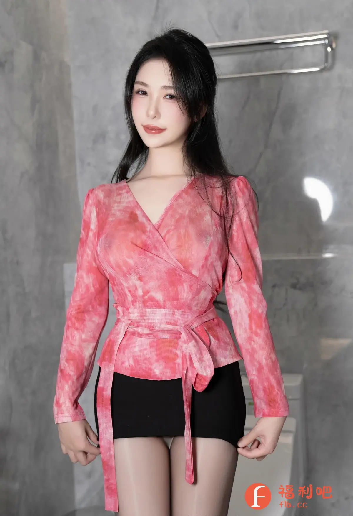 描述:这位美女站在浴室中,身穿一件粉红色印花裹身衬衫,搭配一条黑色迷你裙和丝袜。衬衫在腰间系带,突显了她的身材。她黑色的长发垂在肩上,露出甜美的笑容。浴室的背景是灰色的墙壁,墙上挂着一个镀铬毛巾架。她微微调整着裙子的下摆,她的姿势和表情都显得既迷人又自信。整体的摄影风格是柔和的,给人一种亲密和轻松的感觉,让人感受到她居家时的舒适状态。