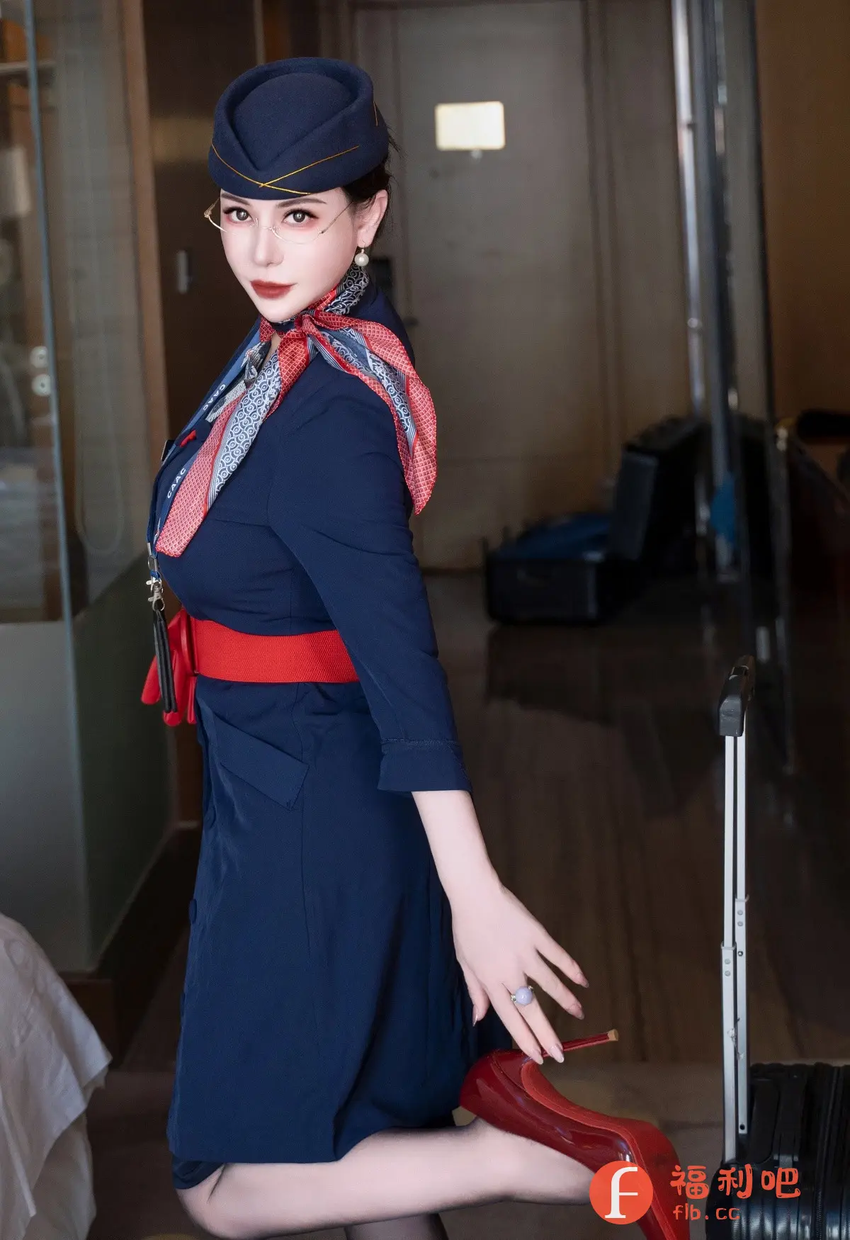 一位身着空姐制服的亚洲女性优雅地跪在地上,面向镜头回眸一笑。她戴着一顶深蓝色的小帽子,金丝边眼镜,配上精致的妆容和红唇,显得既专业又迷人。制服是深蓝色的连衣裙,腰间系着一条鲜艳的红色腰带,颈间则系着一条印有红蓝图案的丝巾,这些细节都突出了她的身份和时尚感。她身旁放着一个黑色的行李箱,暗示她可能即将出发或刚刚抵达。背景是室内的走廊,光线柔和,营造出一种私密和舒适的氛围。整体画面充满了一种成熟女性的魅力和自信。
