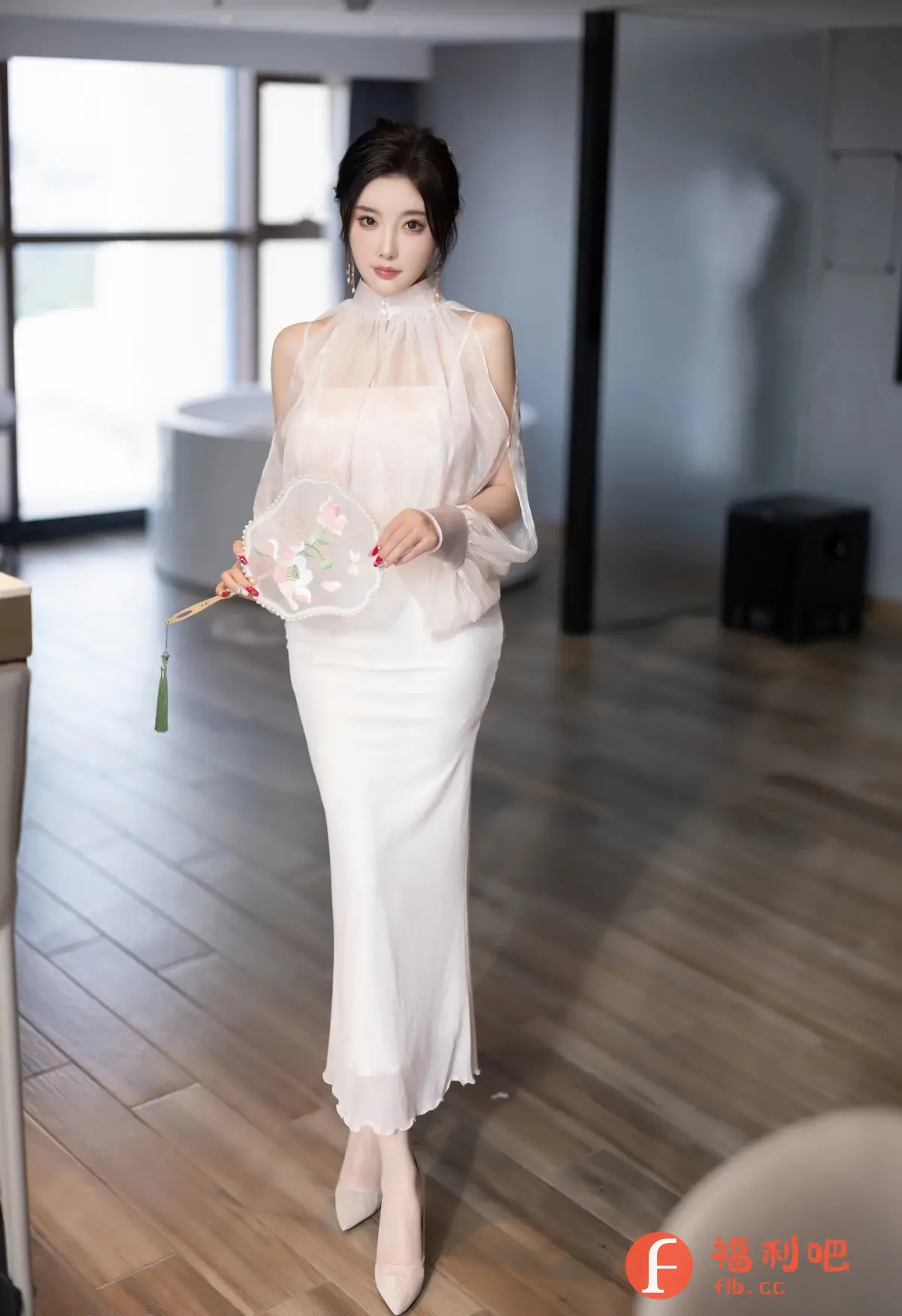 一位身穿白色连衣裙的亚洲美女站在一个木地板的房间里，她手持一柄精美的扇子，显得优雅而端庄。裙子的设计简洁大方，突显了她修长的身材，裙子的质地轻柔飘逸，更增添了几分柔美。扇子上绘有精致的花朵图案，与美女的气质相得益彰。房间的背景简洁明快，阳光透过窗户洒进来，营造出一种温馨舒适的氛围。美女的妆容精致，眼神温柔，给人一种清新脱俗的感觉。整个画面构图和谐，色彩柔和，展现了一种古典与现代相结合的美感，散发着迷人的魅力。