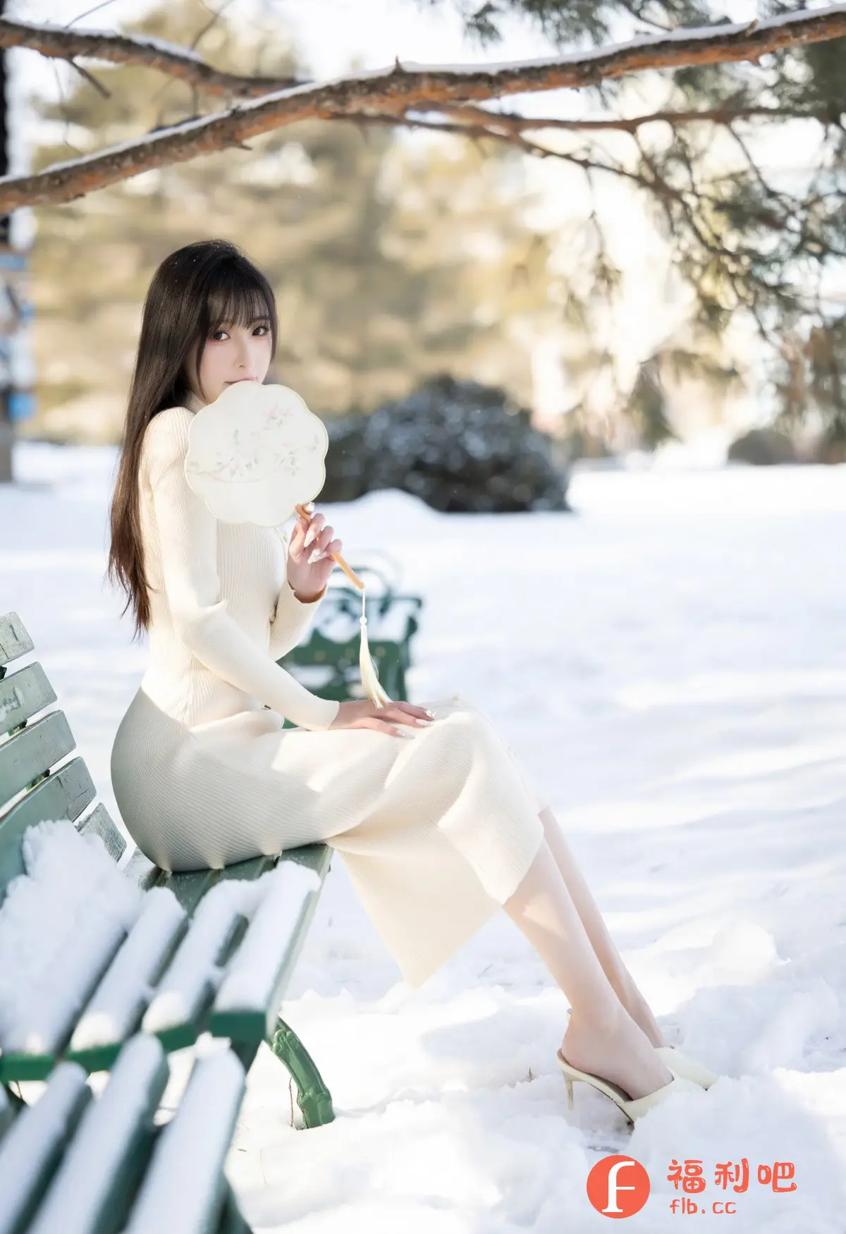 描述:照片中一位年轻女性坐在雪地里的长椅上,背景是冬季的树木和雪景。她身穿一件米色针织连衣裙,搭配同色系高跟鞋,手持一把白色扇子遮住部分面部。她的头发乌黑亮丽,垂肩而下,刘海遮住额头。她眼神温柔,注视着前方,流露出一种宁静而优雅的气质。整体画面色调柔和,光线充足,营造出一种唯美浪漫的氛围。雪地、长椅和树木为画面增添了冬季的元素,与女性的服饰和气质相得益彰。
照片中一位年轻女性坐在雪地里的长椅上,背景是冬季的树木和雪景。她身穿一件米色针织连衣裙,搭配同色系高跟鞋,手持一把白色扇子遮住部分面部。她的头发乌黑亮丽,垂肩而下,刘海遮住额头。她眼神温柔,注视着前方,流露出一种宁静而优雅的气质。整体画面色调柔和,光线充足,营造出一种唯美浪漫的氛围。雪地、长椅和树木为画面增添了冬季的元素,与女性的服饰和气质相得益彰