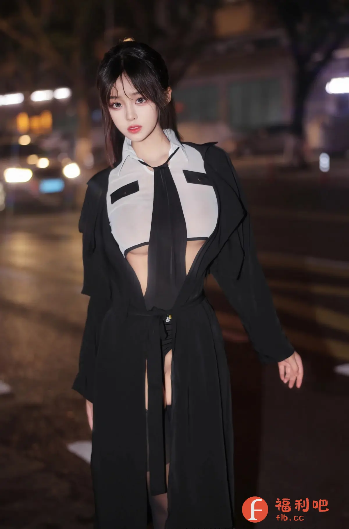 描述:照片展示了一位年轻女性在夜间户外环境中的时尚私房写真。她身着一件大胆设计的黑色长款外套,内搭一件半透明的白色衬衫,衬衫的剪裁独特,露出部分胸部肌肤,搭配一条黑色的领带,增添了几分性感。下身穿着黑色短裤或内衣,外套的开衩设计使得腿部线条若隐若现。
背景是模糊的城市夜景,灯光营造出迷离的氛围。她的妆容精致,眼神迷离,姿态自然,略带挑逗意味,整体风格性感而前卫。照片的构图和光线运用都较为专业,突显了模特的个人魅力和时尚品味。