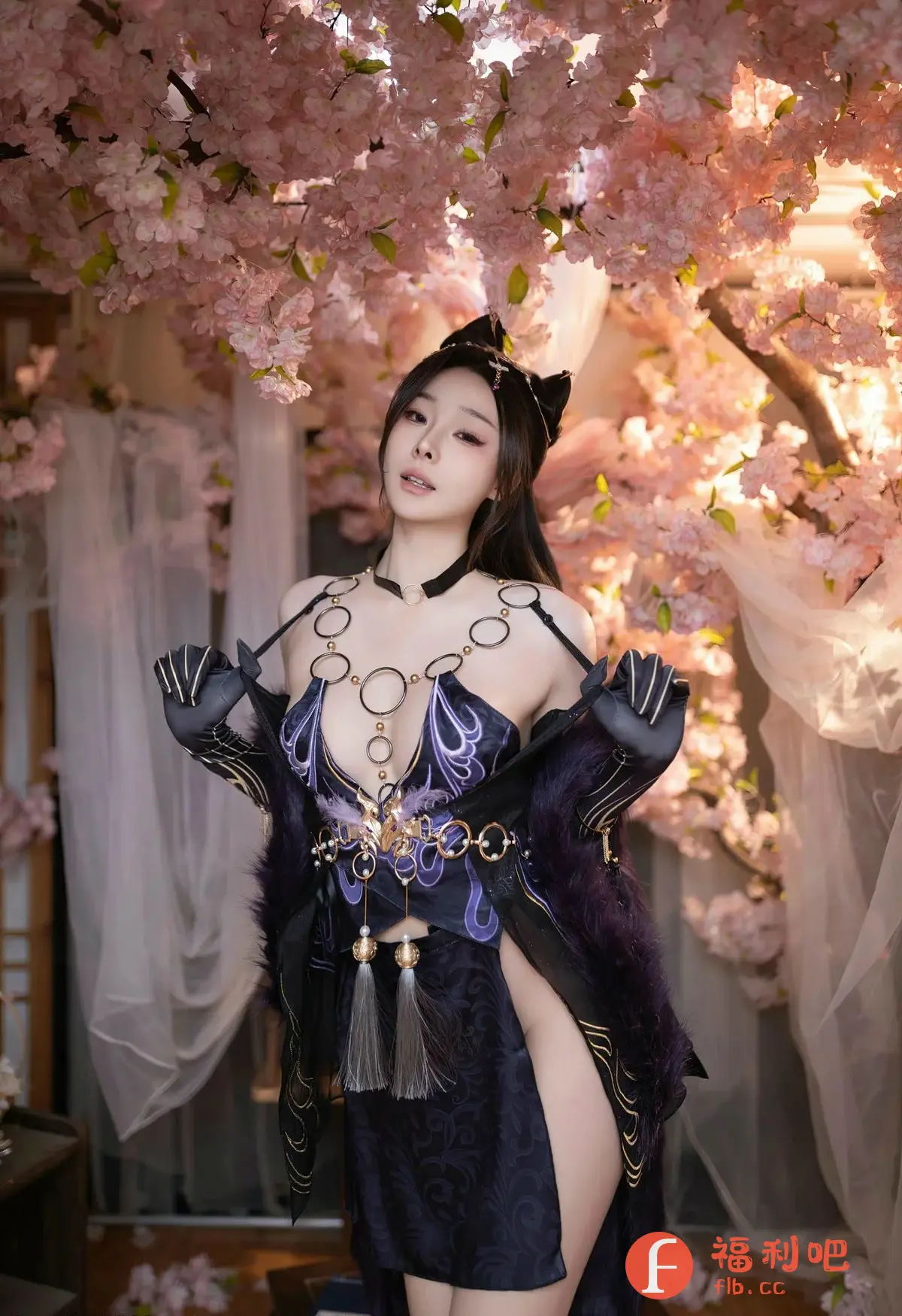 这张照片是一位美女的私房写真,她身穿一套精致而性感的设计感服装,服装主要以黑色和紫色为主色调,点缀着金色的花纹和金属环,细节之处尽显奢华。服装的裁剪大胆,露出了部分肌肤,更显妩媚动人。她头戴猫耳朵造型的发饰,增添了一丝俏皮可爱。背景是盛开的粉色樱花树,营造出浪漫唯美的氛围,与她精致的妆容和妩媚的神态相得益彰。整体画面充满了诱惑和艺术感,展现了女性的魅力和自信。