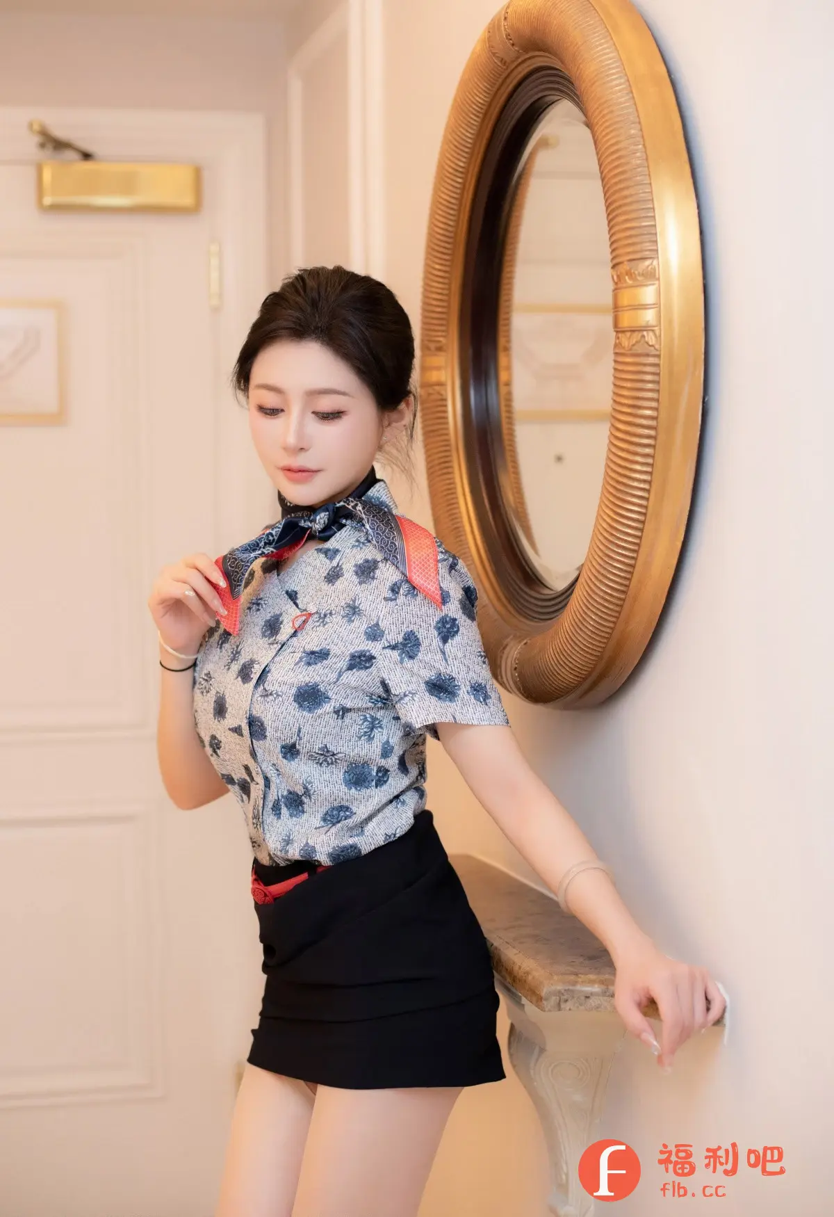 描述:这位美女倚靠在房间的墙边,展现出一种悠闲而优雅的姿态。她身穿一件印有花纹的衬衫,搭配一条简洁的黑色短裙,整体装扮显得时尚而干练。颈间系着的丝巾和腰间的红色点缀,为整体造型增添了一丝亮点。
她的头发整齐地盘起,露出精致的五官,眼神温柔而略带一丝忧郁,仿佛在诉说着什么故事。身后的墙上挂着一面金色的圆形镜子,镜面反射出房间的部分景象,营造出一种空间感和层次感。
美女的姿态自然而放松,一只手轻放在墙边的台面上,手指纤细修长,指甲修剪得整齐干净。整个画面构图和谐,色彩搭配柔和,给人一种舒适而美好的感觉。