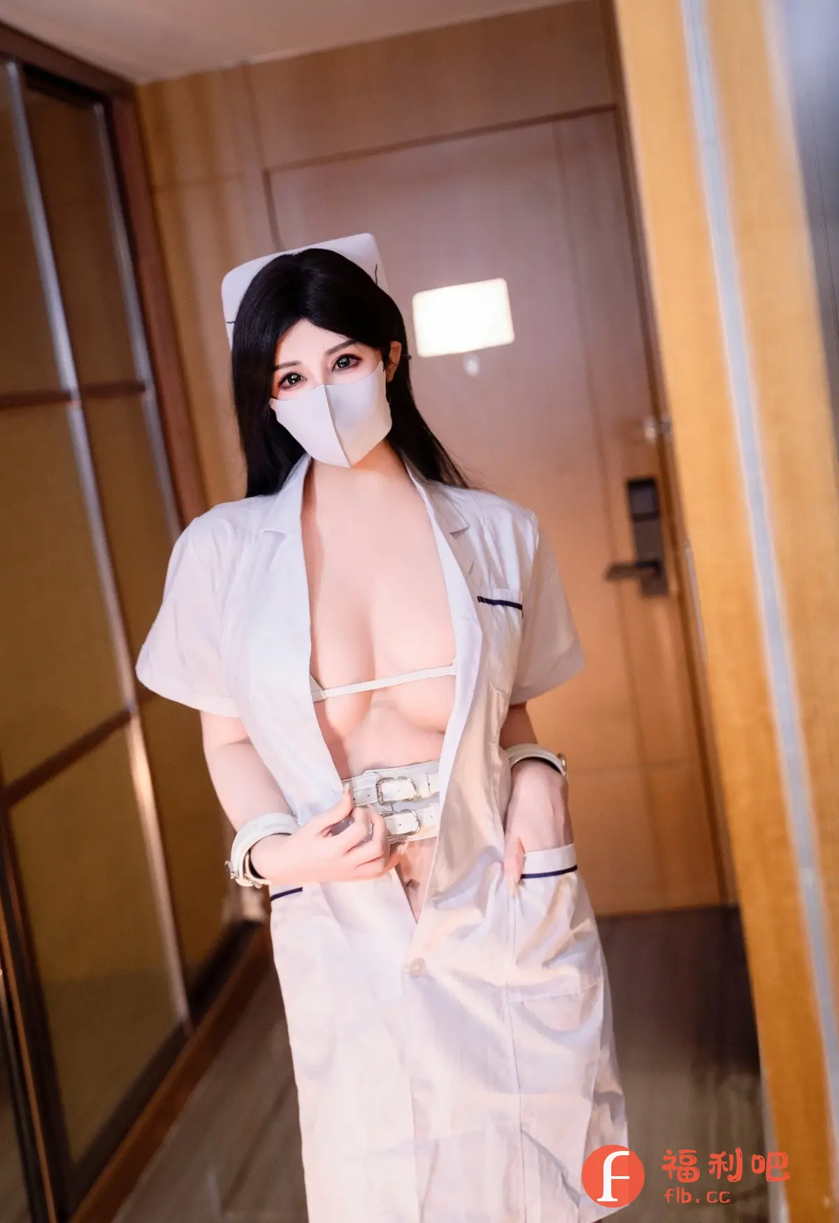 照片中,一位亚洲女性身穿性感护士制服,戴着口罩和护士帽,长长的黑发垂落在肩上。她穿着一件敞开的白色衬衫,露出里面的白色内衣和双排扣腰带,双手戴着银色手铐,一只手插在口袋里。背景是室内的走廊,光线柔和,营造出一种私密和诱人的氛围。整体画面性感而具有挑逗性,展现了女性的魅力和自信。