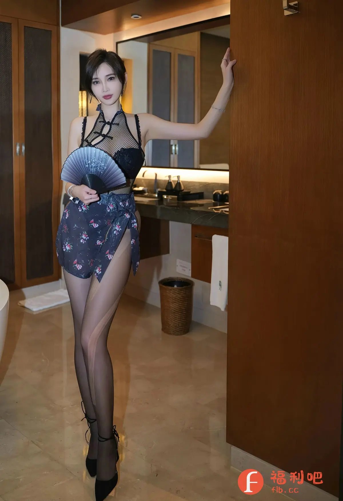描述:一位身材苗条的亚洲女性在浴室里摆姿势拍照。她穿着一件带有黑色蕾丝和鱼网的上衣,下身搭配一条印有花卉图案的短裙,裙子的一侧系着蝴蝶结。她还穿着一双黑色的高跟鞋和带有图案的丝袜,手持一把扇子。她的头发盘起来,露出精致的五官和白皙的皮肤。她的一只手扶着墙壁,展现出自信和优雅的姿态。浴室的背景简洁而现代,有大理石地板、木质橱柜和浴缸。
