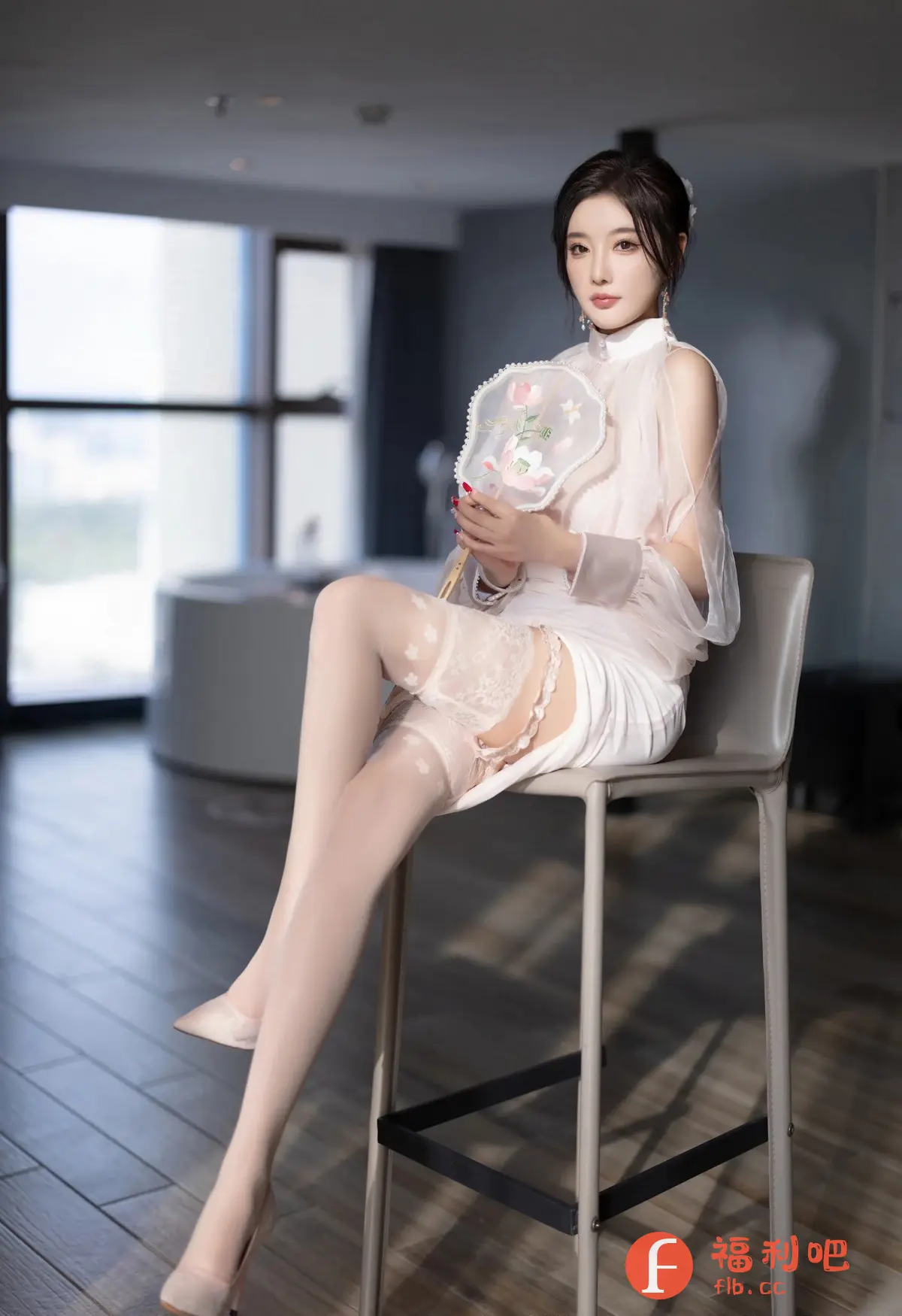 照片中，一位年轻的亚洲女性身着优雅的白色连衣裙和白色丝袜，坐在一个时尚的吧台椅上。她手持一把装饰着花朵的扇子，眼神充满魅力，展现出东方女性的温柔和性感。连衣裙的设计别致，薄纱材质增添了轻盈感，恰到好处地展示了她的身材曲线。丝袜上的蕾丝细节和腿部的纹身图案，为整体造型增添了一丝性感和神秘。背景是一个现代化的房间，透过窗户可以看到室外的景色，营造出一种私密而温馨的氛围。整个画面构图精美，光线柔和，突出了女性的美丽和优雅。