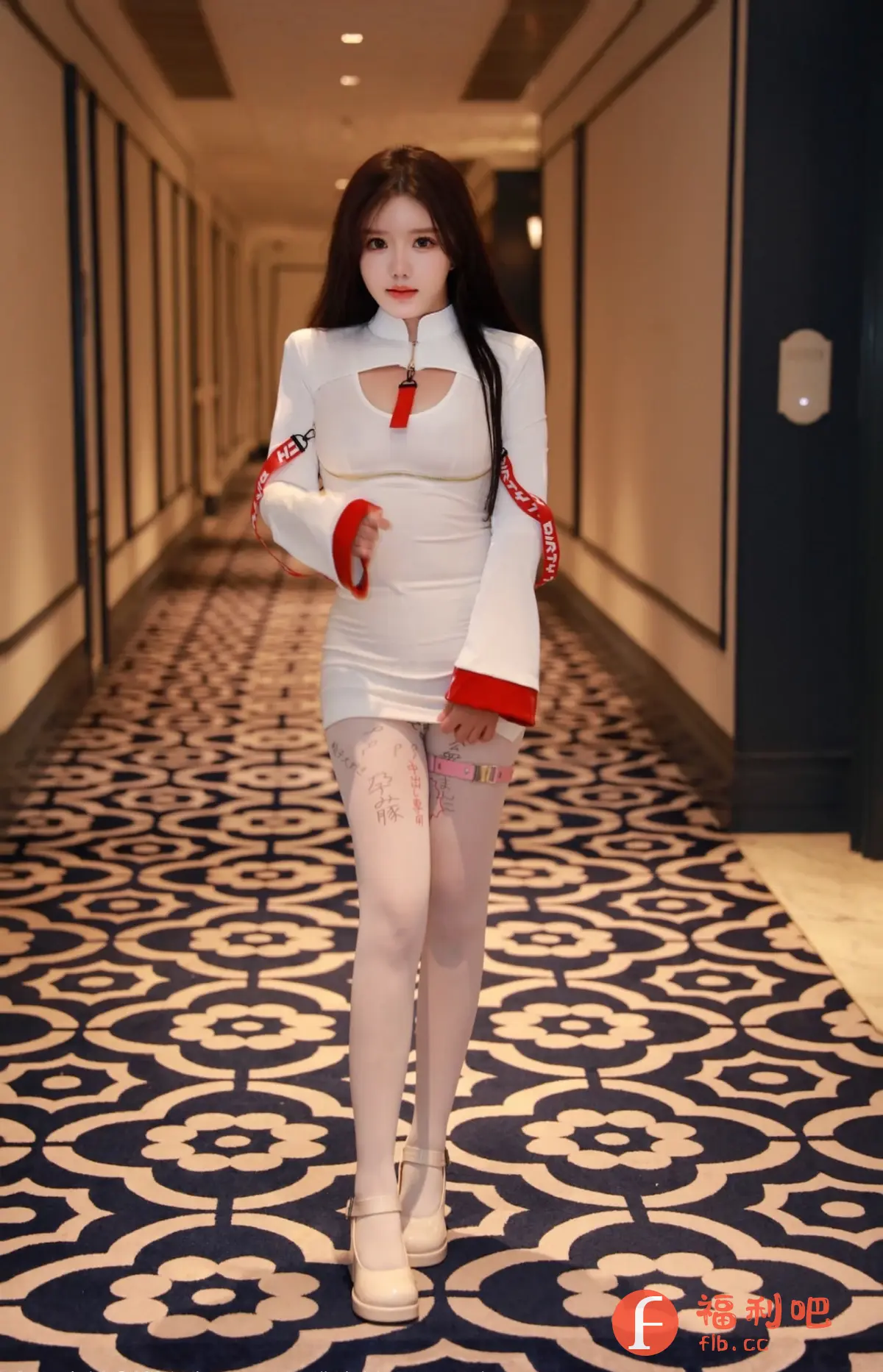 描述:照片中,一位年轻女性身穿时尚的白色连衣裙,连衣裙设计独特,带有红色点缀,显得青春活泼。她搭配了白色丝袜和浅色高跟鞋,更显身材修长。背景是深色花纹地毯的走廊,光线柔和,营造出一种温馨的氛围。她的头发乌黑亮丽,微微卷曲,自然垂在肩上,妆容精致,眼神妩媚动人,整个画面充满了时尚感和青春气息。
