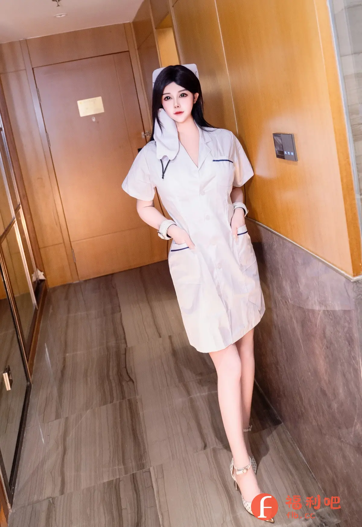 描述:一位年轻女子身穿一件白色的护士制服,站在一个看起来像是酒店走廊的房间里。她戴着护士帽,制服设计简单,胸前有纽扣,短袖和两个口袋,口袋上有深蓝色的边。她脚上穿着一双银色高跟鞋,这与传统的护士形象略有不同。她的姿势随意,双手插在口袋里,展现出一种自信和放松的状态。背景的墙壁是米色的,地面是灰褐色的瓷砖,这增加了照片的现代感。总体而言,这张照片捕捉了一种风格化的护士形象,既时尚又引人注目。
识别内容:一位年轻女子身穿一件白色的护士制服,站在一个看起来像是酒店走廊的房间里。她戴着护士帽,制服设计简单,胸前有纽扣,短袖和两个口袋,口袋上有深蓝色的边。她脚上穿着一双银色高跟鞋,这与传统的护士形象略有不同。她的姿势随意,双手插在口袋里,展现出一种自信和放松的状态。背景的墙壁是米色的,地面是灰褐色的瓷砖,这增加了照片的现代感。总体而言,这张照片捕捉了一种风格化的护士形象,既时尚又引人注目。