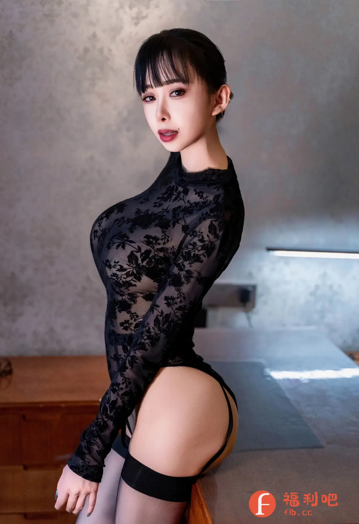 这是一张展现一位亚洲女性魅力的私房写真。她身穿一件黑色蕾丝长袖紧身衣,蕾丝的花纹勾勒出她性感的身材曲线,隐约可见肌肤,增添了神秘感和诱惑力。下身搭配黑色吊袜带和长筒袜,更显成熟韵味。她的头发梳成精致的发髻,刘海恰到好处地修饰了她的脸型。妆容精致,红唇醒目,眼神迷离,透露出妩媚的气质。背景简洁,突出了人物本身。整体光线柔和,营造出一种温馨而性感的氛围,展现了女性的自信和美丽。