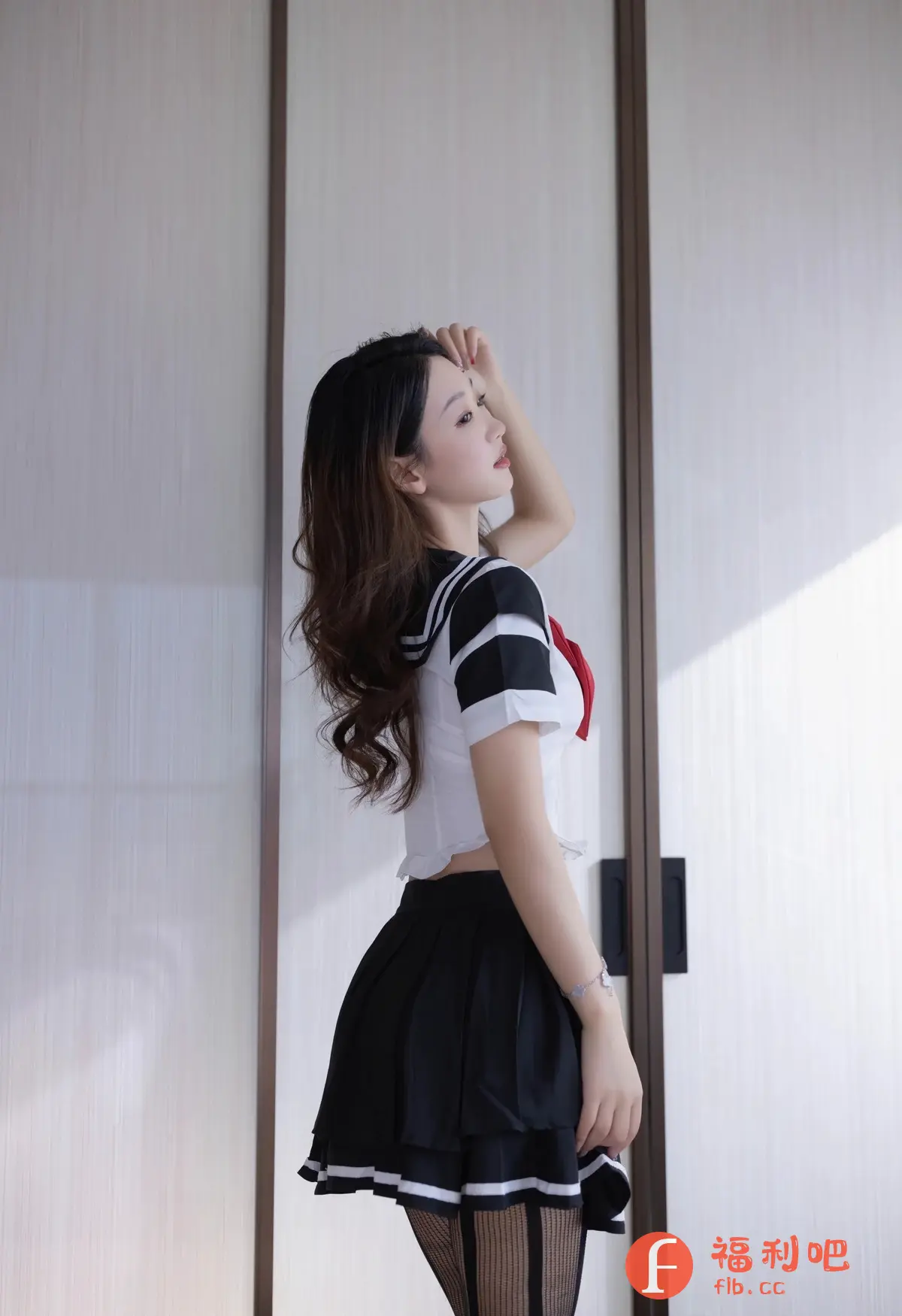 描述:照片中,一位年轻漂亮的亚洲女性身穿水手服风格的服装,站在一扇带有垂直线条装饰的门前。她穿着一件白色短袖上衣,袖子上有黑白条纹,胸前系着一个红色领结。下身是一条黑色百褶裙,裙边带有白色条纹点缀。她还穿着一双带有纹理的黑色丝袜。
她有着乌黑亮丽的长发,发尾微卷,一侧的头发披在肩上。她的右手抬起,指尖轻触额头。她的脸庞精致,轮廓柔和,侧脸面向镜头,展现了她美丽的容颜。她神情略带忧郁,似乎在思考着什么。整个画面充满了青春的活力和淡淡的性感。背景简洁,更突出了人物的美丽。