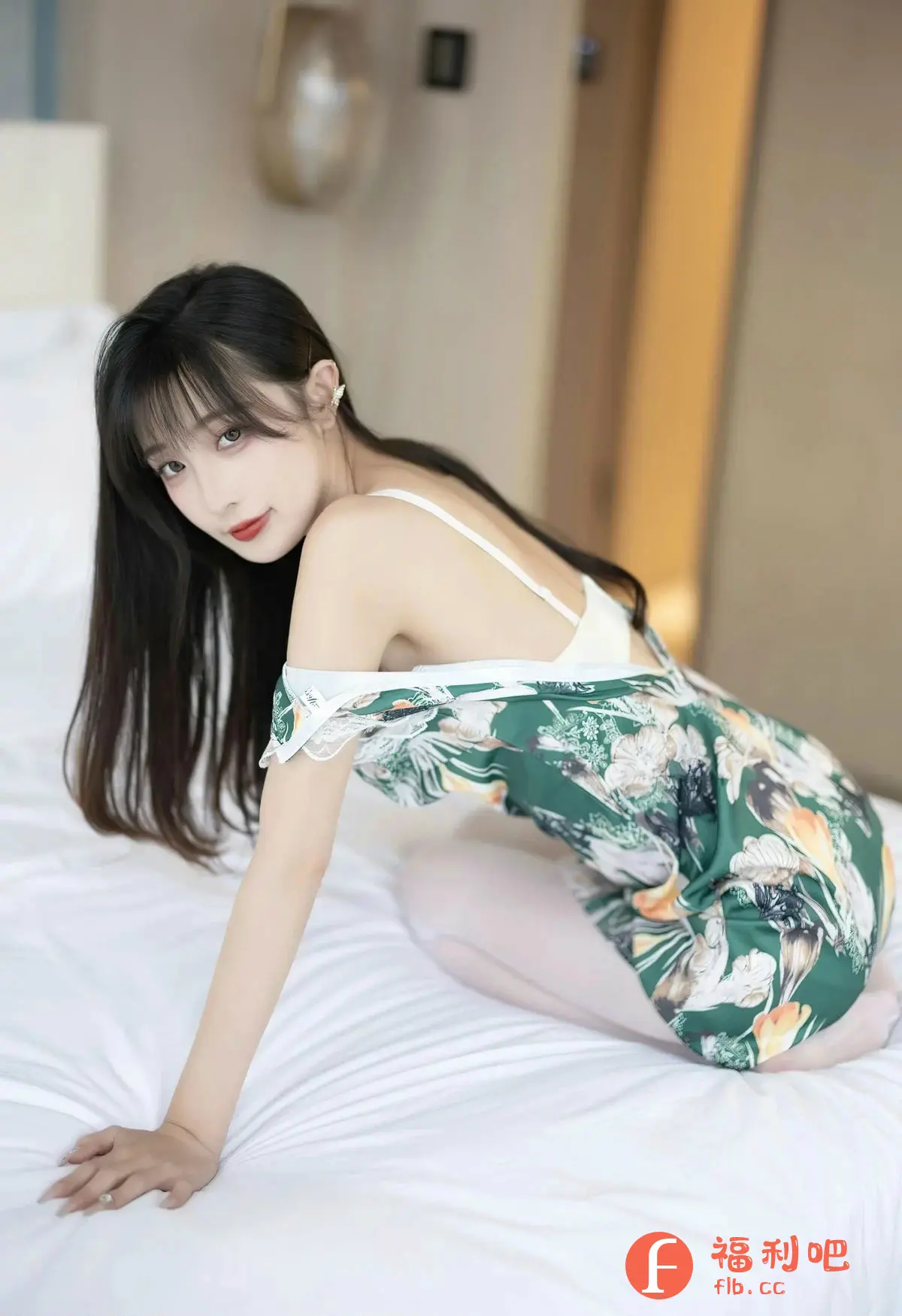 描述：照片中是一位年轻貌美的亚洲女性，她身着一件带有绿色花卉图案的睡袍，内搭白色吊带背心，展现出一种慵懒而性感的居家风格。她乌黑亮丽的长发自然垂落，刘海则恰到好处地修饰着脸型，衬托出她精致的五官。女性佩戴着精致的耳饰，红唇微启，眼神妩媚动人，充满了诱惑力。她跪在洁白的床单上，一只手轻轻支撑着身体，姿态优雅迷人。整个画面构图简洁，色彩明亮，突出了女性的魅力和性感，是一张充满吸引力的私房写真。

一位身穿绿色花卉睡袍和白色吊带的亚洲美女跪在床上，长发披肩，红唇微启，眼神妩媚动人，展现出一种慵懒而性感的居家风格。