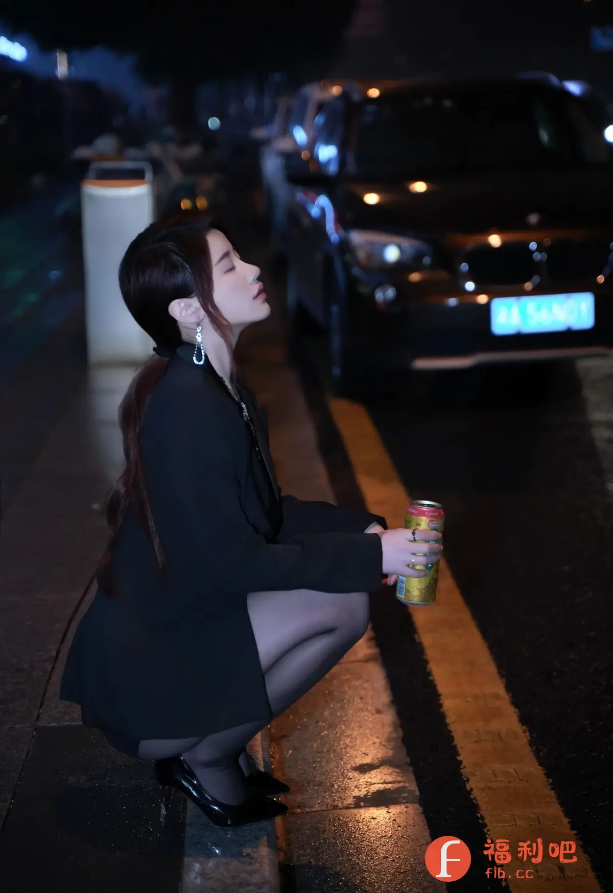 这张照片展示了一位年轻女性的私房写真。她身穿黑色西装外套,搭配黑色丝袜和高跟鞋,蹲在路边,一只手拿着一罐饮料。她的头微微仰起,闭着眼睛,似乎在享受这一刻的宁静。背景是夜晚的街道,车辆和灯光模糊不清,营造出一种神秘而忧郁的氛围。整体构图和光影效果都显得非常专业,展现了模特的个人魅力和情绪。