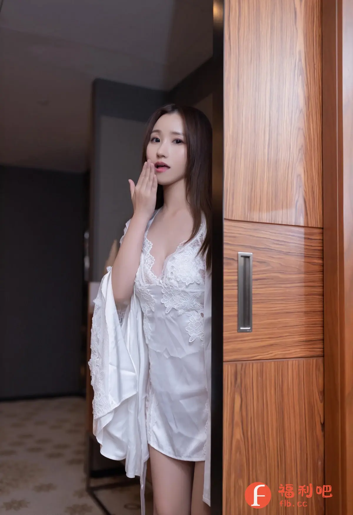 描述:照片中一位年轻美丽的亚洲女性身穿白色蕾丝睡袍,姿态优雅地站在一扇半开的木质门后,像是刚从睡梦中醒来。她用手轻轻捂住嘴巴,露出惊讶或害羞的表情,眼神略带迷离,显得娇媚动人。睡袍的蕾丝细节精致,衬托出她姣好的身材和白皙的肌肤。背景是一个略显昏暗的房间,隐约可见地毯和家具,营造出一种私密而温馨的氛围。整张照片的构图和光线都经过精心设计,突出了女性的美丽和性感,同时也表达了一种慵懒和放松的状态,引人遐想。