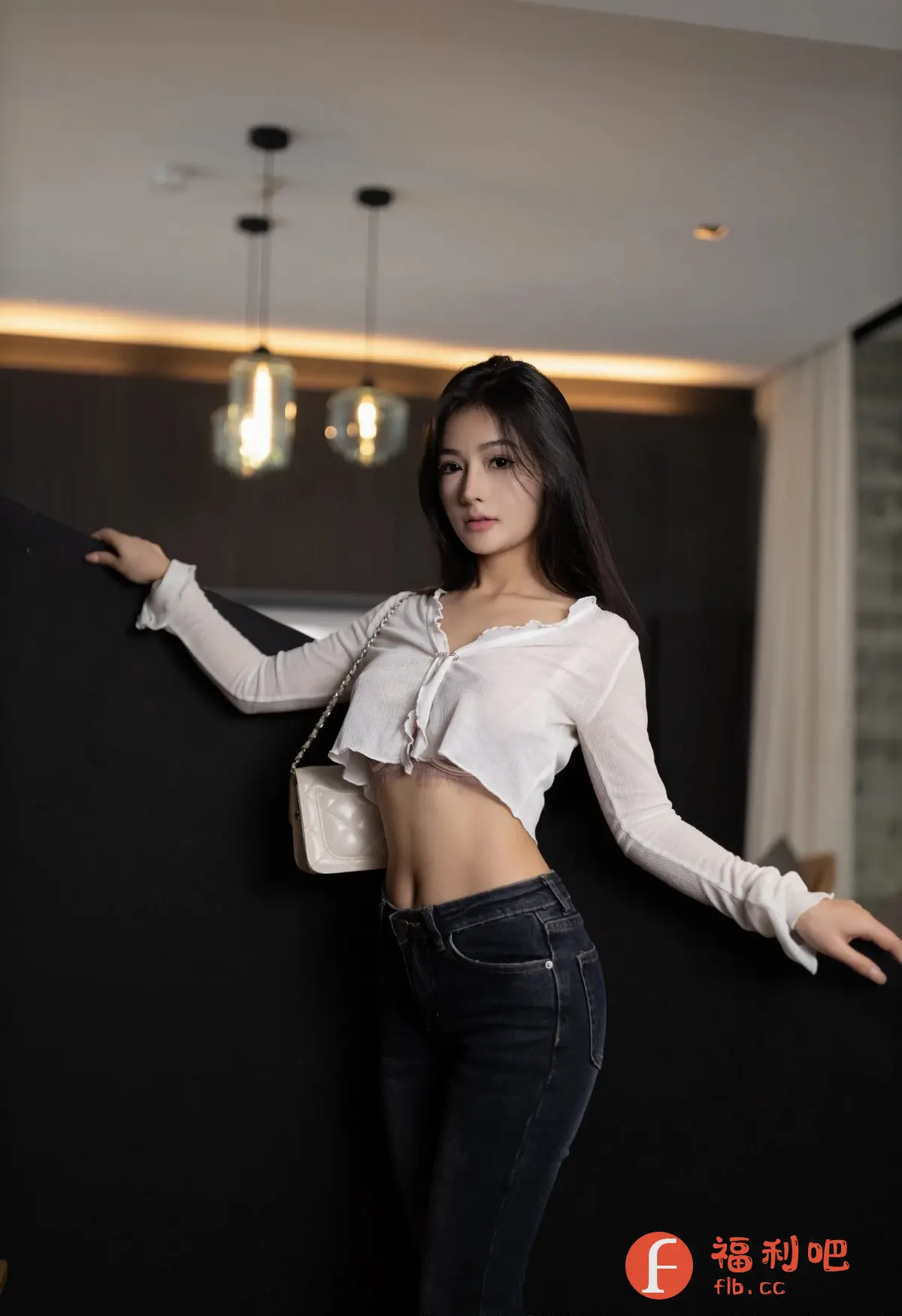 这张照片是一位身材姣好的年轻女性的时尚私房写真。她穿着一件宽松的白色短款上衣,隐约露出内衣,搭配一条深色牛仔裤,完美展现了她的腰部线条和性感魅力。她单肩挎着一个白色小包,更增添了时尚感。她的长发自然垂落,眼神自信而迷人。背景是现代简约的室内环境,灯光柔和,营造出温馨舒适的氛围。整体照片风格时尚、性感,突出了女性的魅力和自信。无论从服装搭配、姿势还是表情,都透露出一种随性而又精致的感觉。这绝对是一张吸引眼球的时尚摄影作品,能够引起人们对美女私房写真的关注和喜爱。