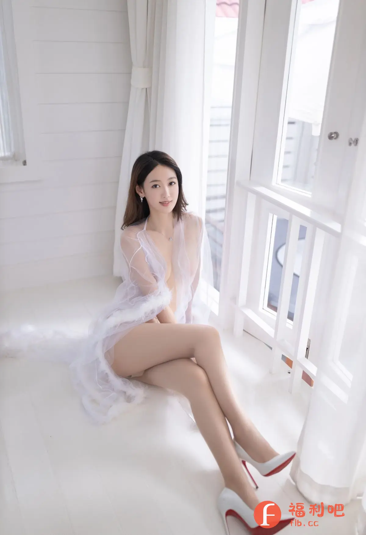描述:照片中一位美丽的亚洲女性,她坐在白色地板上,身穿一件轻盈的半透明长袍,长袍的边缘点缀着柔软的白色羽毛。她微微一笑,眼神充满温柔,展现出自信和迷人的魅力。她佩戴着精致的项链和耳环,增添了一份优雅的气息。
她一双修长的腿穿着丝袜,脚上是一双时尚的白色高跟鞋,鞋底是鲜艳的红色。背景是明亮的白色窗户,阳光透过窗帘,洒在她的身上,营造出一种柔和而梦幻的光影效果。整体画面简洁而充满艺术感,突出了女性的柔美和性感,同时又显得清新脱俗。这是一张充满魅力的私房写真,展现了女性的独特魅力。