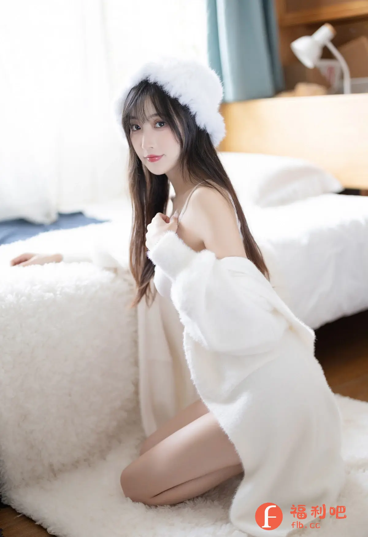 描述:照片中是一位年轻貌美的亚洲女性,她身穿一件白色毛绒开衫,内搭一件吊带内衣,头戴一顶白色毛绒帽子,显得既温暖又可爱。她跪坐在柔软的白色毛绒地毯上,姿态优雅迷人,目光清澈动人,微微笑着看向镜头,流露出一种清新脱俗的气质。背景是布置温馨的卧室,有洁白的床铺和柔和的光线,营造出一种慵懒舒适的氛围。整体画面唯美浪漫,展现了女性的柔美和性感,是一张引人入胜的私房写真。