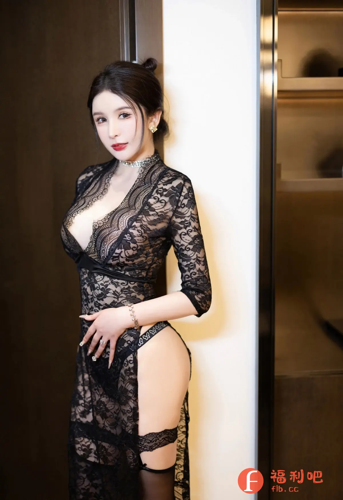 这位美女身穿黑色蕾丝连衣裙,展现出性感迷人的气质。连衣裙采用深V设计,凸显了她的曲线,蕾丝材质则增添了一丝神秘感。她的头发盘起,妆容精致,红唇显得格外妩媚动人。她佩戴着项链和耳环,更显高贵典雅。她倚靠在墙边,姿态优雅,眼神迷离,仿佛在诉说着一个故事。整体照片的色调偏暗,营造出一种神秘而诱人的氛围。从服饰细节来看,她还搭配了吊袜带和黑色丝袜,更显性感。照片的构图和光影处理都非常出色,充分展现了她的美貌和身材,同时也营造出了一种独特的艺术氛围。