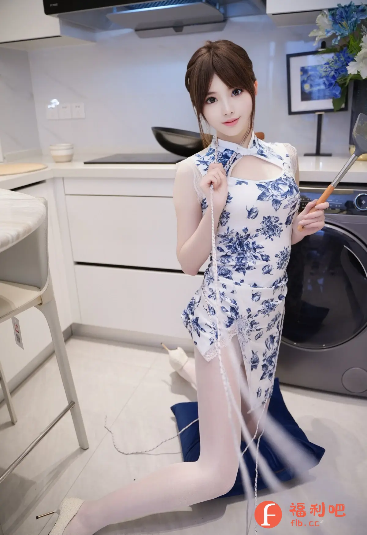 描述:照片中是一位美丽的年轻女性,她跪在厨房的地板上,摆出一个迷人的姿势。她穿着一件白色和蓝色花朵图案的连衣裙,连衣裙有一个独特的前胸镂空设计,显得既性感又优雅。连衣裙的下摆是不对称的设计,露出她穿着白色丝袜的长腿。她脚上穿着一双白色的高跟鞋,增添了她的身高和魅力。
她手里拿着一个锅铲,仿佛刚刚在烹饪。她的表情既温柔又妩媚,透露出一种自信和魅力。背景是现代化的厨房,有白色的橱柜和不锈钢洗衣机,整体色调明亮干净。这幅照片捕捉到了她在家中轻松而迷人的一面,展现了她独特的魅力和自信。