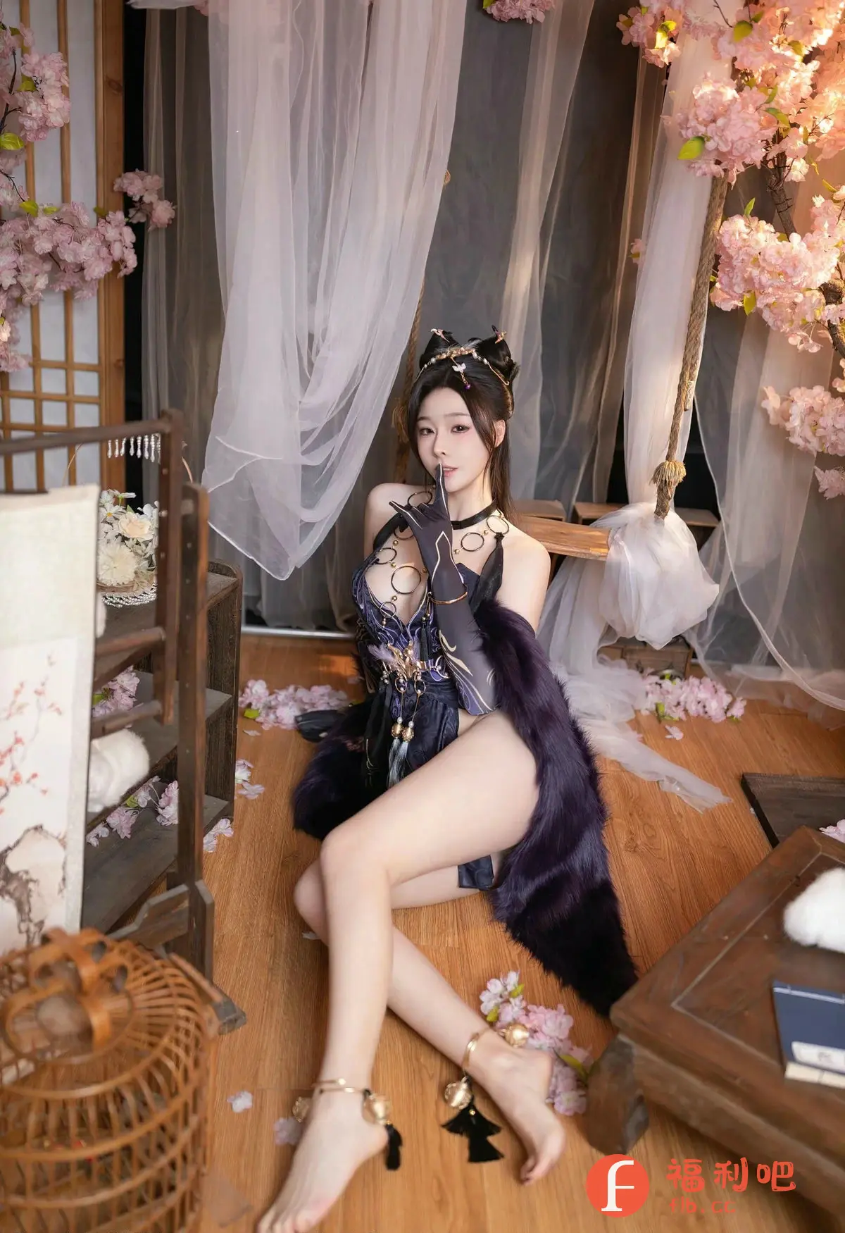 这是一位美女的私房写真照片,她穿着一件粉色的纱绣裙,手握一根烟斗,带着一种神秘的气质。她的头发整齐,略微散发着芳香,眼神深邃,给人一种神秘的感觉。她的身体线条,轻盈自然,展现出她的优美和健康。整个场景充满了浪漫和神秘感,让人忍不住想进入这个世界,与这位美女共度一生。