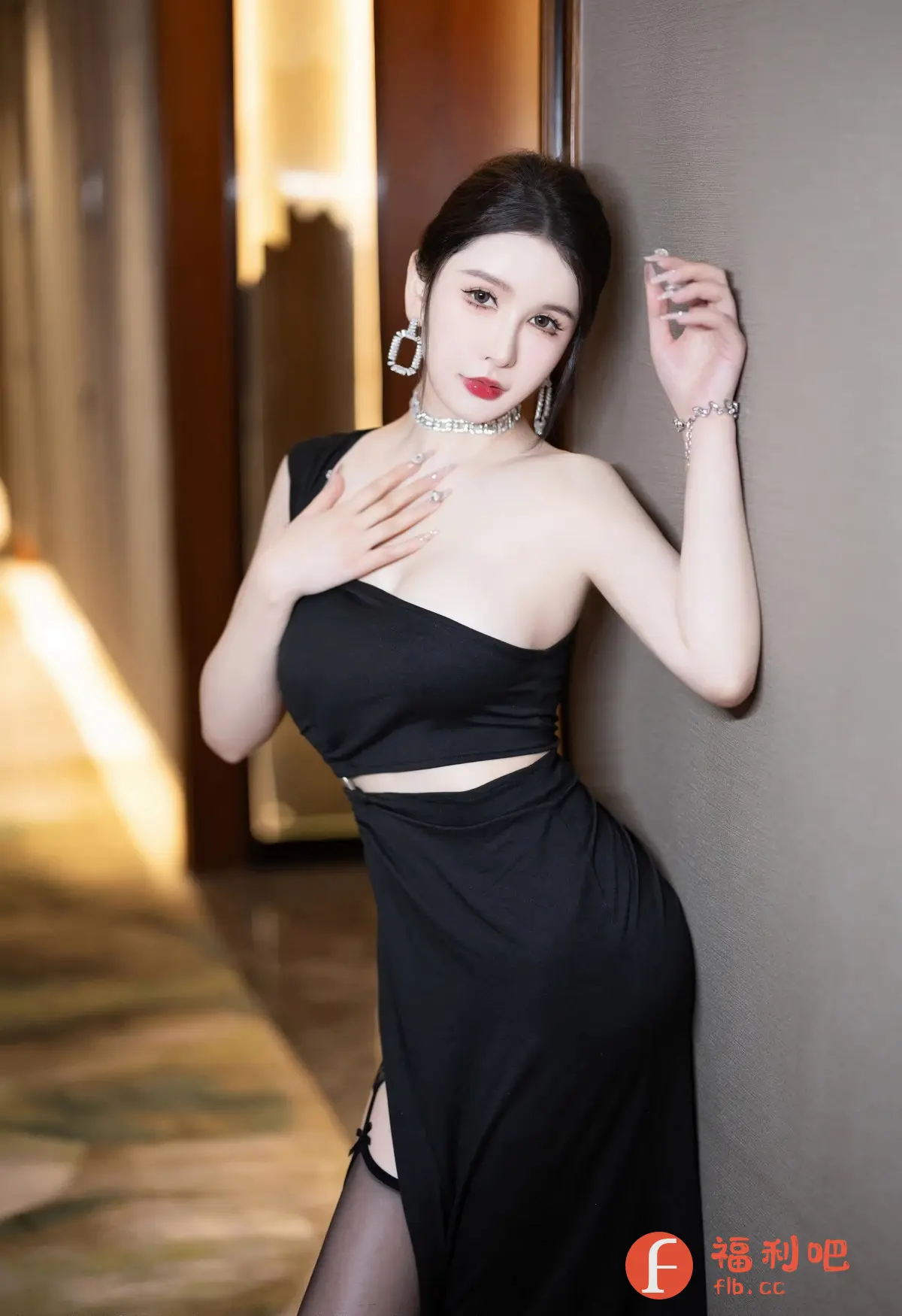 描述:照片中的是一位非常美丽的亚洲女性,她摆着一个迷人的姿势,靠在墙上。她穿着一件优雅的黑色单肩连衣裙,连衣裙腰部镂空设计,下摆处有一个高开叉,增添了一丝性感和魅力。连衣裙的简约设计凸显了她的身材,显得非常迷人。
她佩戴着闪耀的银色珠宝,包括引人注目的方形耳环、精致的项链和手镯,这些都增添了整体造型的奢华感。她精心打理的头发梳成光滑的马尾辫,凸显了她精致的五官。鲜红的唇色为她的妆容增添了一抹亮色,与她白皙的皮肤形成了鲜明的对比。她的指甲修剪整齐,并装饰有小装饰物,进一步体现了她对细节的关注。
照片的背景是带有地毯图案的走廊,为场景增添了深度。整体的拍摄光线柔和,凸显了女性的美丽和魅力。